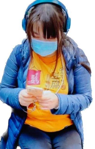 Wong Kwan-yu, aged 37, is about 1.65 metres tall, 75 kilograms in weight and of medium build. She has a round face with yellow complexion and long straight black hair. She was last seen wearing a blue jacket, an orange shirt, blue trousers, purple sports shoes, carrying a backpack and wearing blue headphones.
