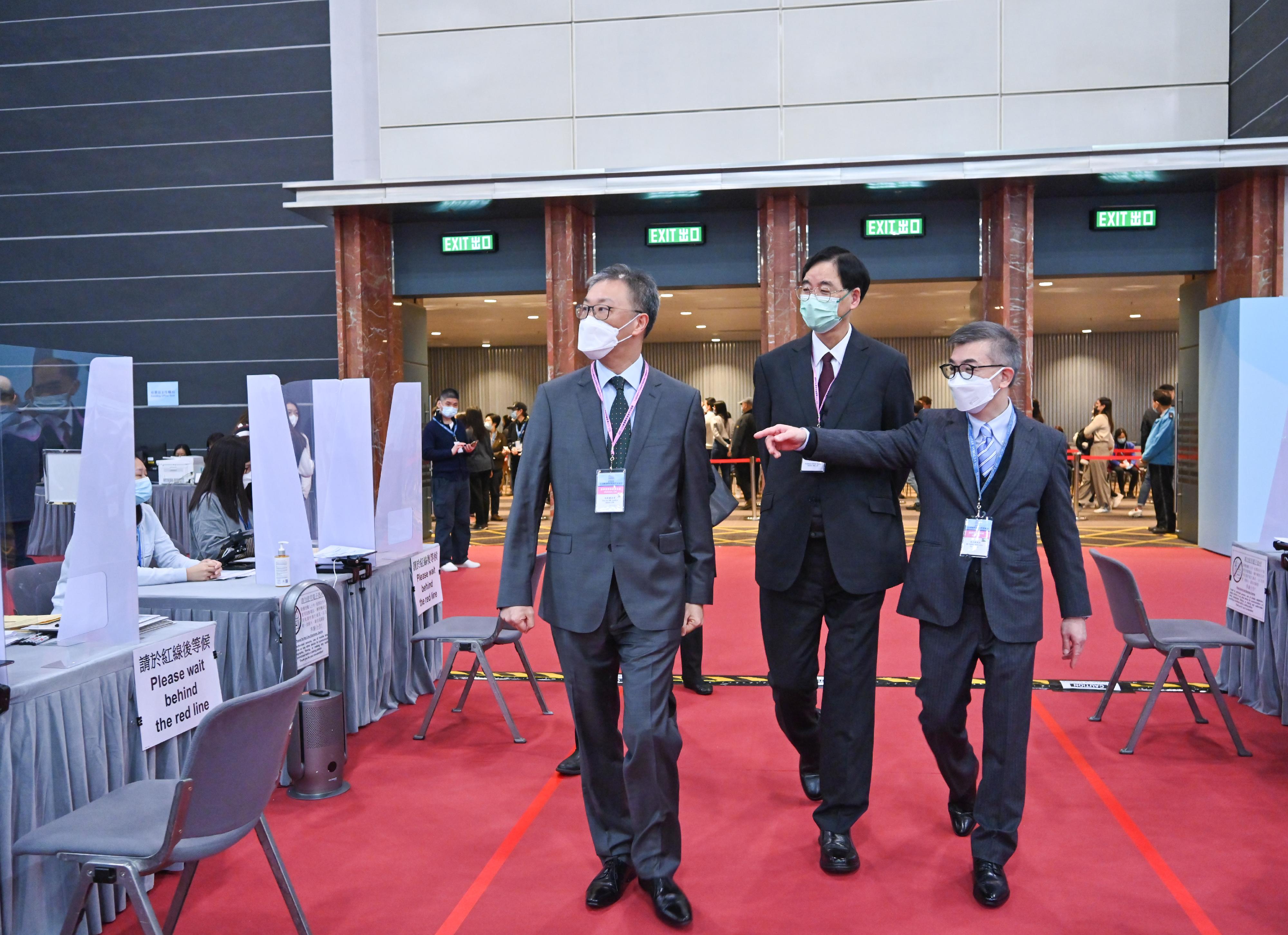 The Chairman of the Electoral Affairs Commission (EAC), Mr Justice David Lok (left) and EAC member Professor Daniel Shek (centre) were briefed by the Chief Electoral Officer of the Registration and Electoral Office, Mr Raymond Wang (right) during their visit to the polling station of the 2022 Legislative Council Election Committee constituency by-election at the Hong Kong Convention and Exhibition Centre today (December 17).