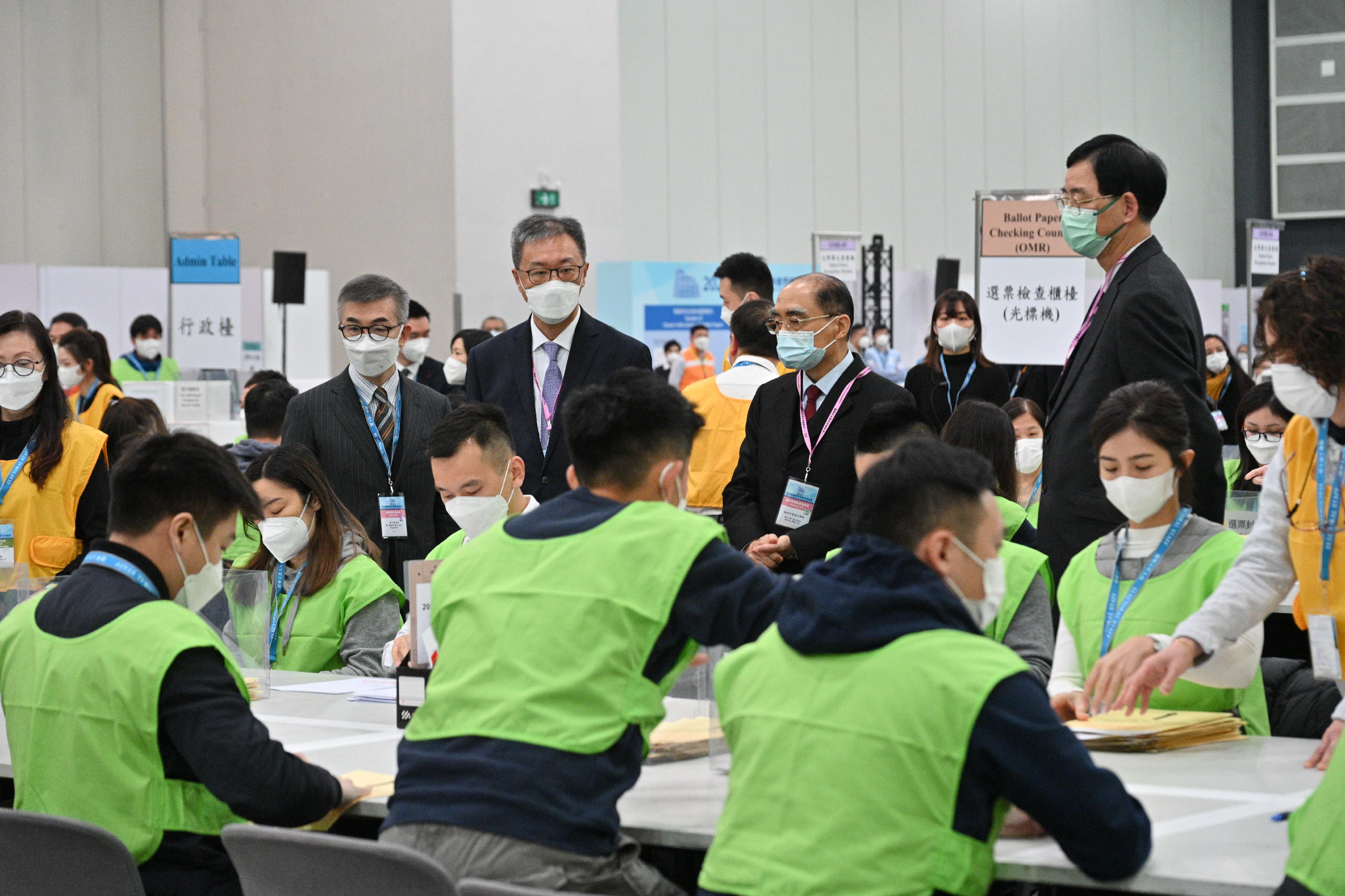 The Chairman of the Electoral Affairs Commission (EAC), Mr Justice David Lok (second left), EAC members Mr Arthur Luk, SC (second right), and Professor Daniel Shek (first right) inspected the counting process at the central counting station of the 2022 Legislative Council Election Committee constituency by-election at the Hong Kong Convention and Exhibition Centre today (December 18). Also present was the Chief Electoral Officer of the Registration and Electoral Office, Mr Raymond Wang (first left).
