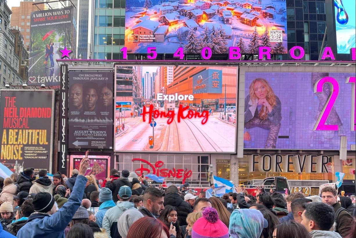 香港独特的城市风光今日（纽约时间十二月十八日）登上纽约时代广场的巨型LED屏幕，为快将举行的跨年倒数表演活动作预告。该宣传片展示香港活力多元、朝气勃发的面貌，并邀请纽约及美国观众重新探索这座城市精彩独特的景致，同时亦为今年十二月三十一日纽约时代广场跨年倒数活动的香港表演揭开序幕。