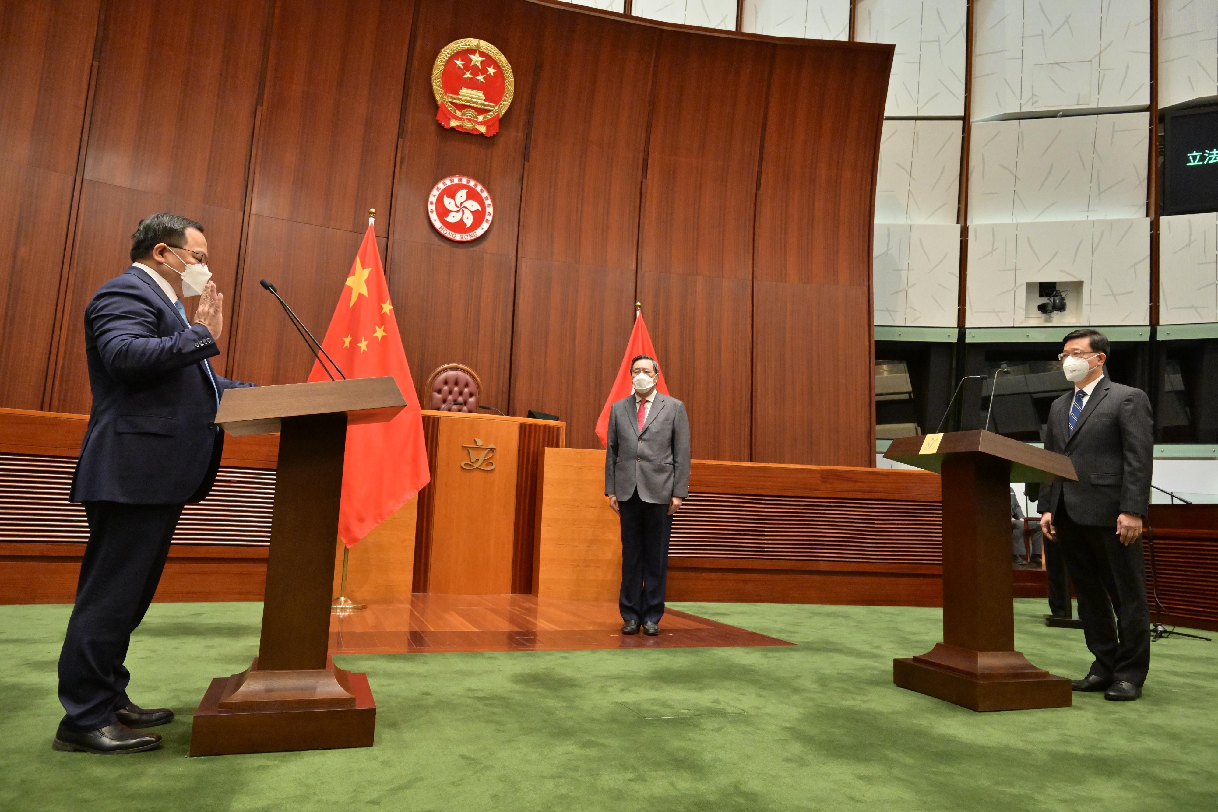 The Chief Executive, Mr John Lee, administers the oath-taking of the four elected members returned by the 2022 Legislative Council (LegCo) Election Committee constituency by-election at the Chamber of the LegCo Complex this morning (December 19). Photos shows Mr Lee (right) administering the oath-taking of Mr Chan Wing-kwong (left).