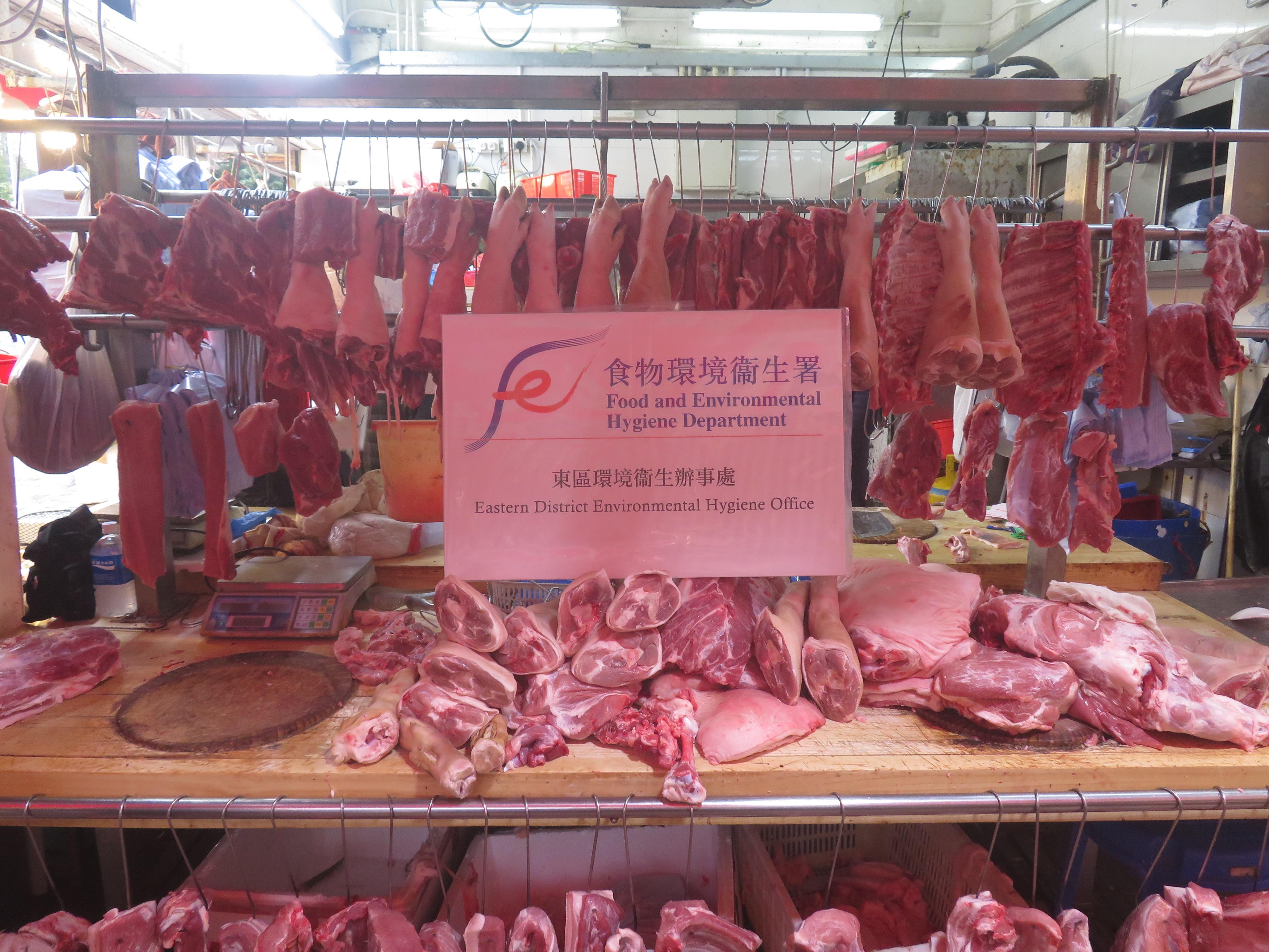 食物環境衞生署（食環署）今日（十二月二十日）於東區向兩間懷疑以冰鮮肉充當新鮮肉出售的持牌新鮮糧食店採取行動。圖示食環署人員在行動中檢獲的部分肉類。