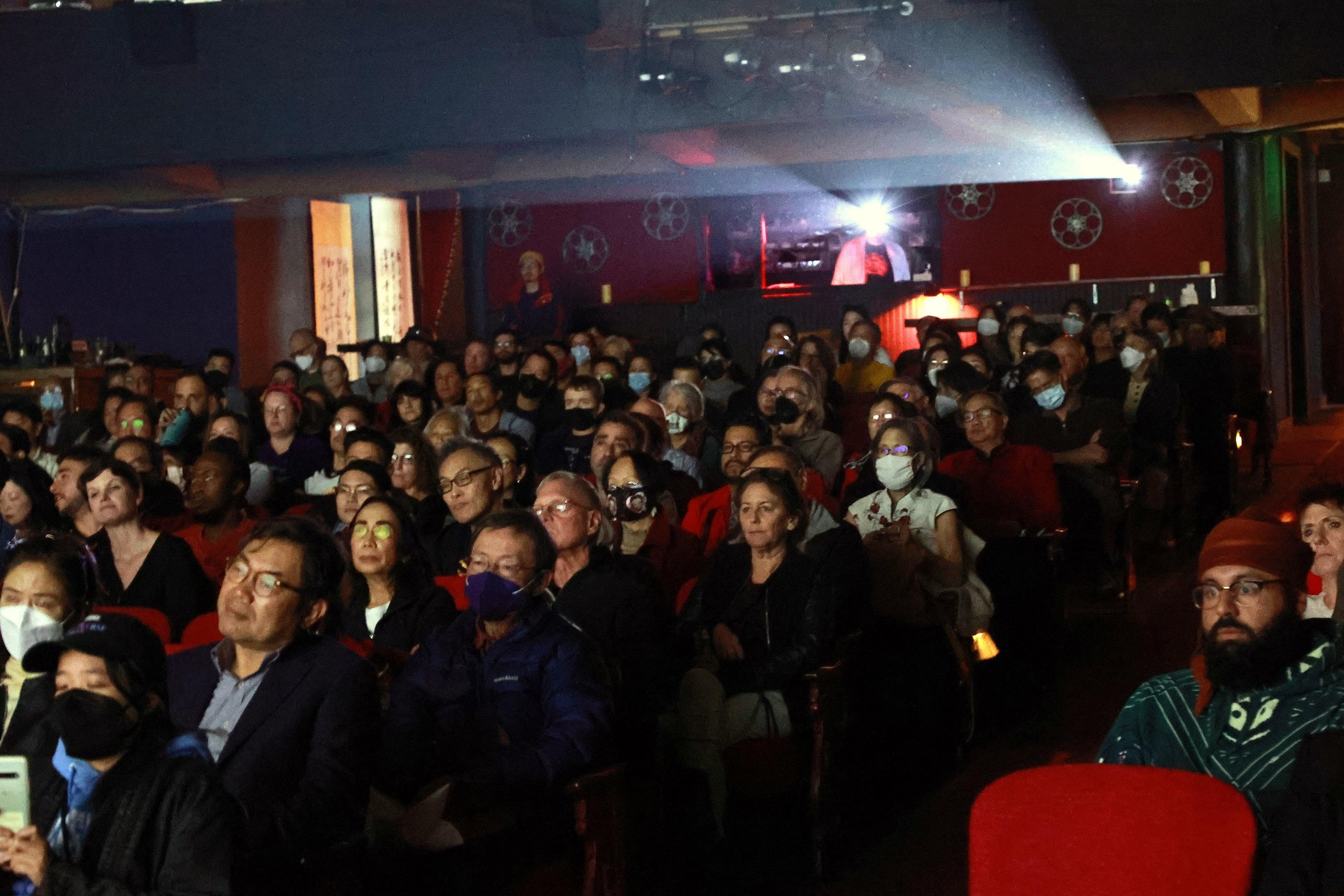香港驻三藩市经济贸易办事处与美国华人历史学会在三藩市合作举办「光芒四射李小龙：星光下的电影」电影系列。图示十一月二十七日 （三藩市时间）举行的《猛龙过江》放映活动广受欢迎，座无虚席。