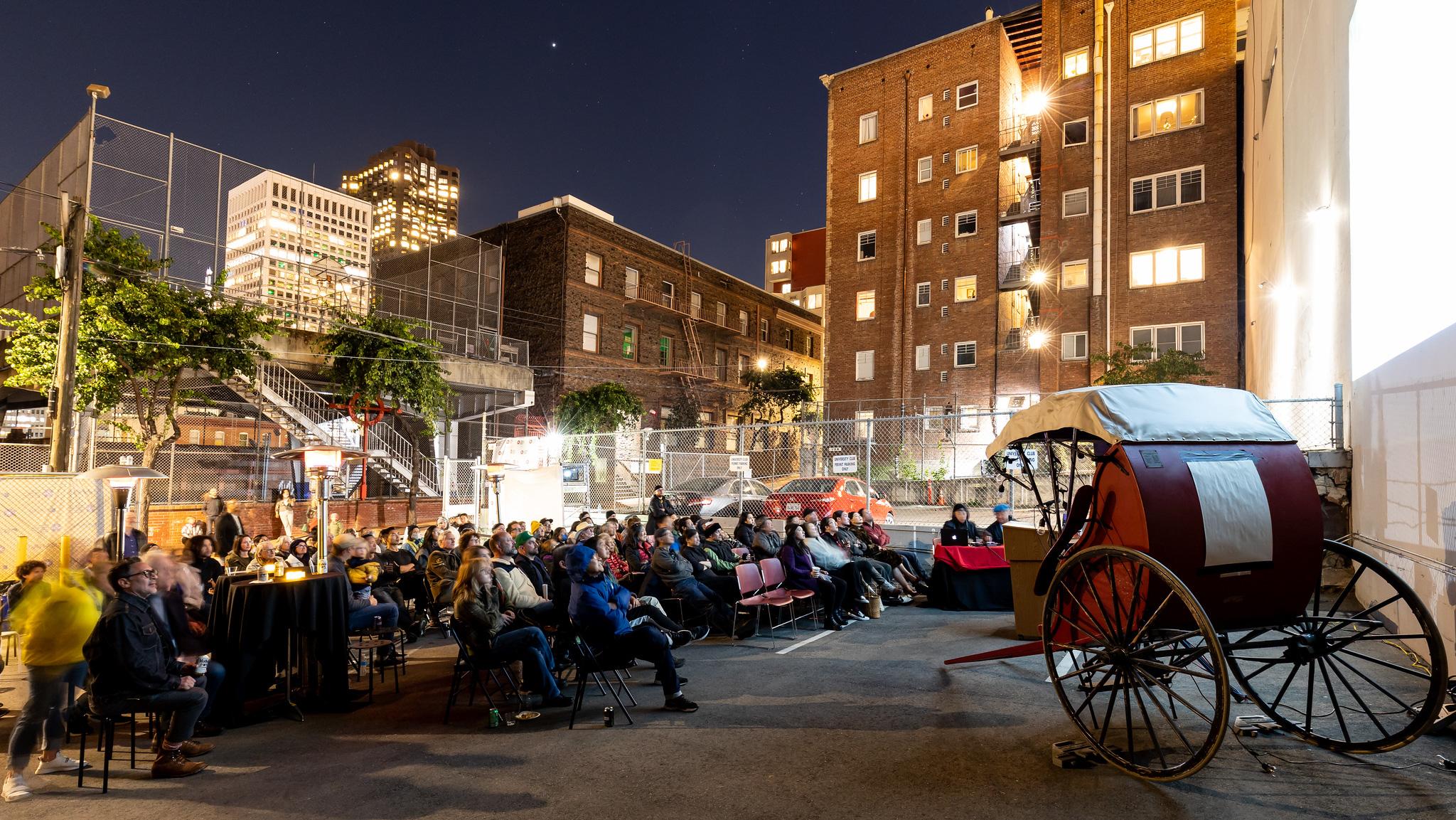 The Hong Kong Economic and Trade Office in San Francisco partnered with the Chinese Historical Society of America for a film series, "Radiating Bruce Lee: Cinema Under The Sky", in San Francisco. Photo shows the outdoor screening of "Red Heroine", accompanied by a live soundtrack performance, which was well received on October 22 (San Francisco time).