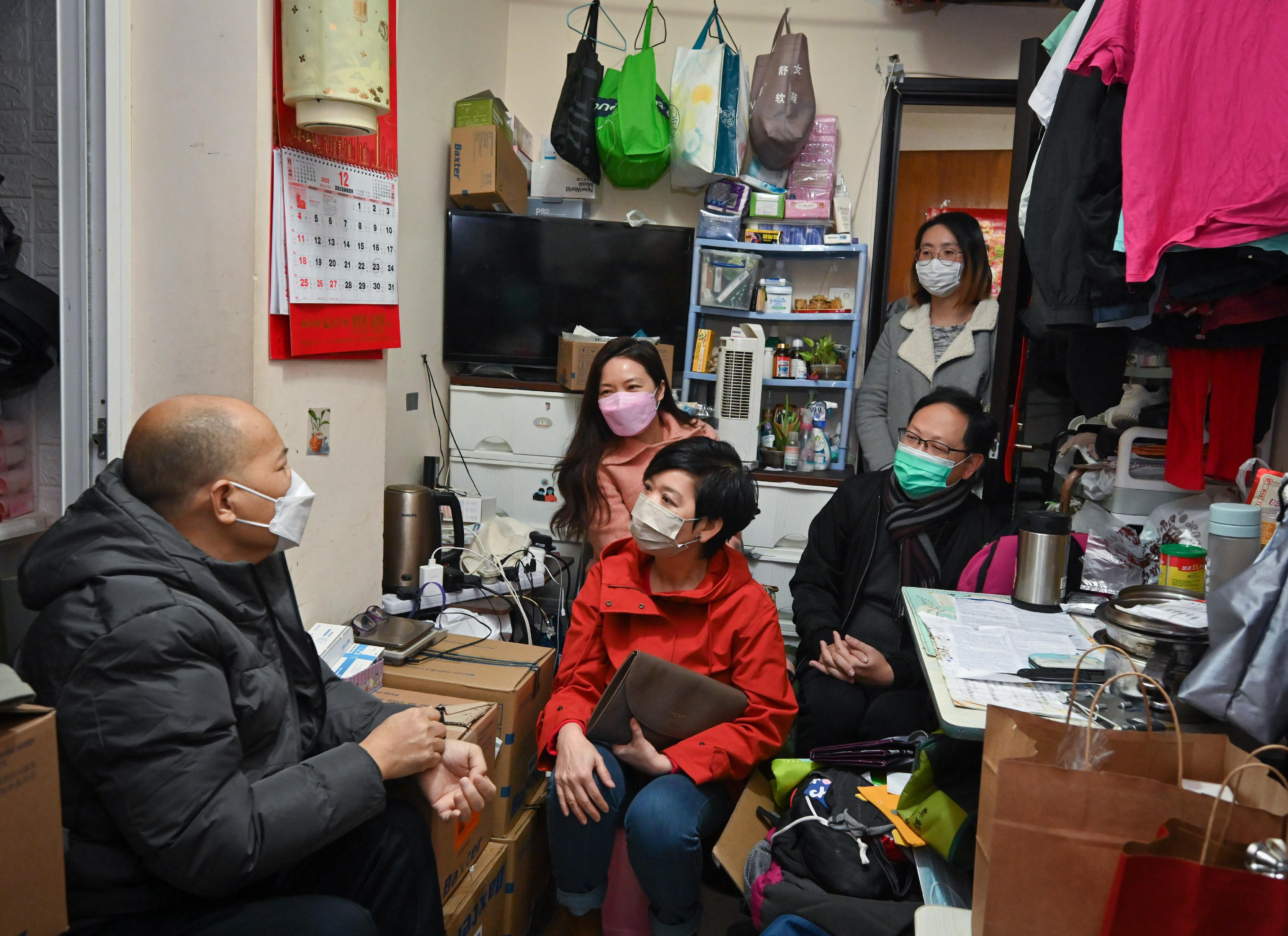 The Secretary for Housing, Ms Winnie Ho (front row centre), Project Director Mr Edward Wong (front row right) and Project Manager Ms Cherry Fung (back row right) of the Architectural Services Department, accompanied by the Deputy Director of the Society for Community Organization, Ms Sze Lai-shan (back row left), visited tenants of subdivided units in Sham Shui Po and Prince Edward today (December 22). 
