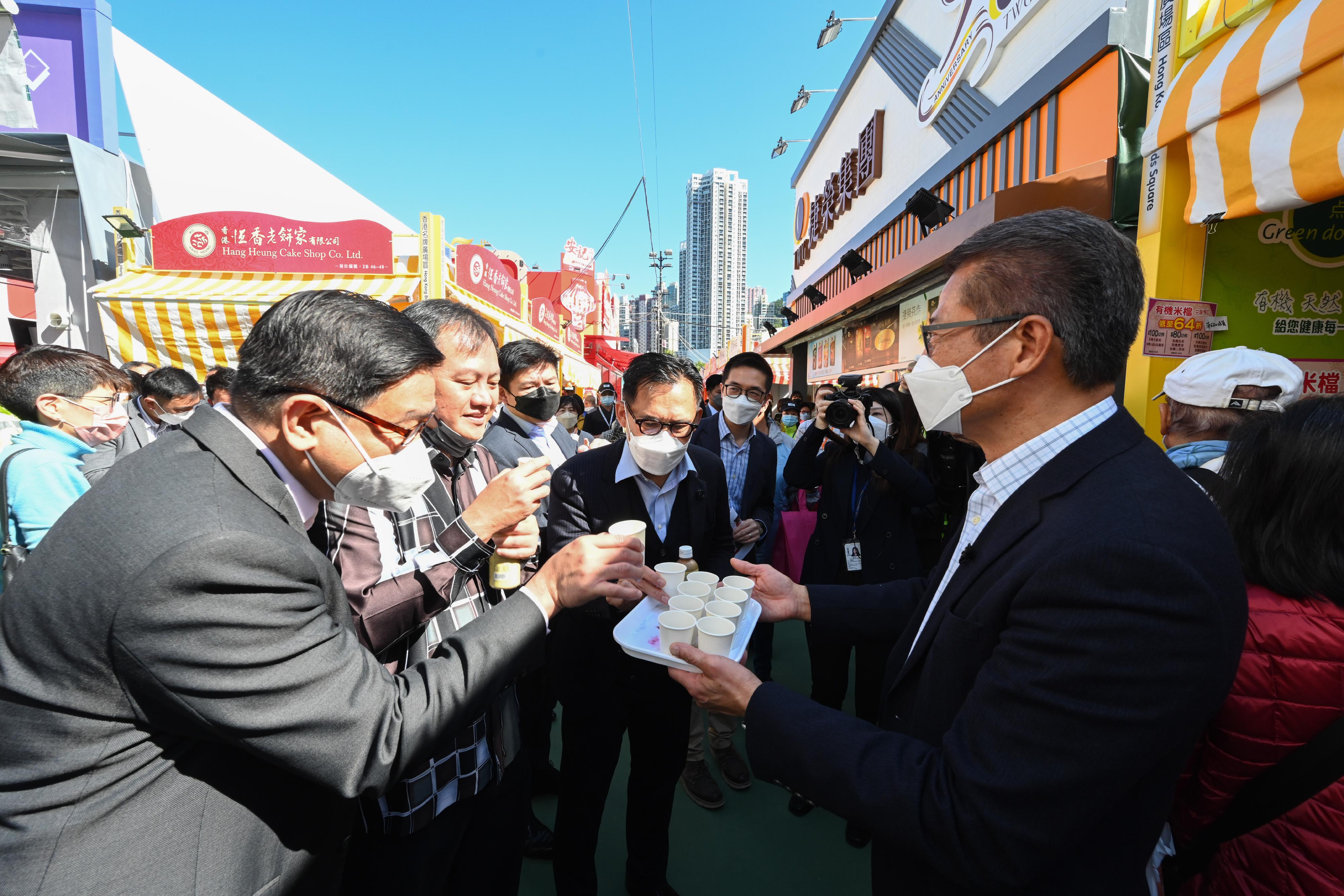 The Financial Secretary, Mr Paul Chan, today (December 22) visited the 56th Hong Kong Brands and Products Expo with Consuls-General from five countries of Association of Southeast Asian Nations in Hong Kong. Photo shows Mr Chan (first right) inviting Consuls-General to taste the drinks at the Expo.