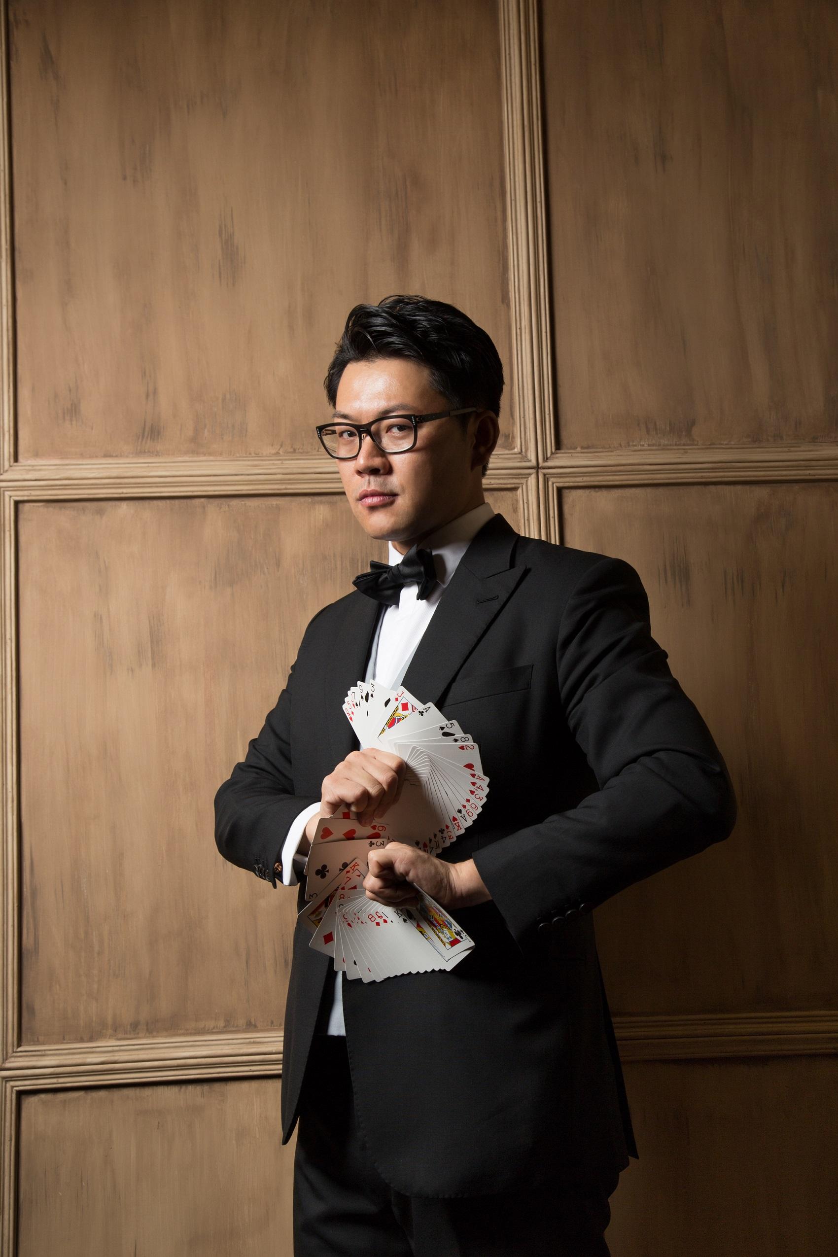 The Leisure and Cultural Services Department will hold a magic performance "In Your Sight, In Your Mind" at six districts from January to March next year. The performances will feature digital magic and mentalism, offering members of the public an opportunity to enjoy the art of magic visually and mentally. Members of the public are welcome to join and admission is free. Photo shows local magician Zenneth Kok who is the performer of the show.
