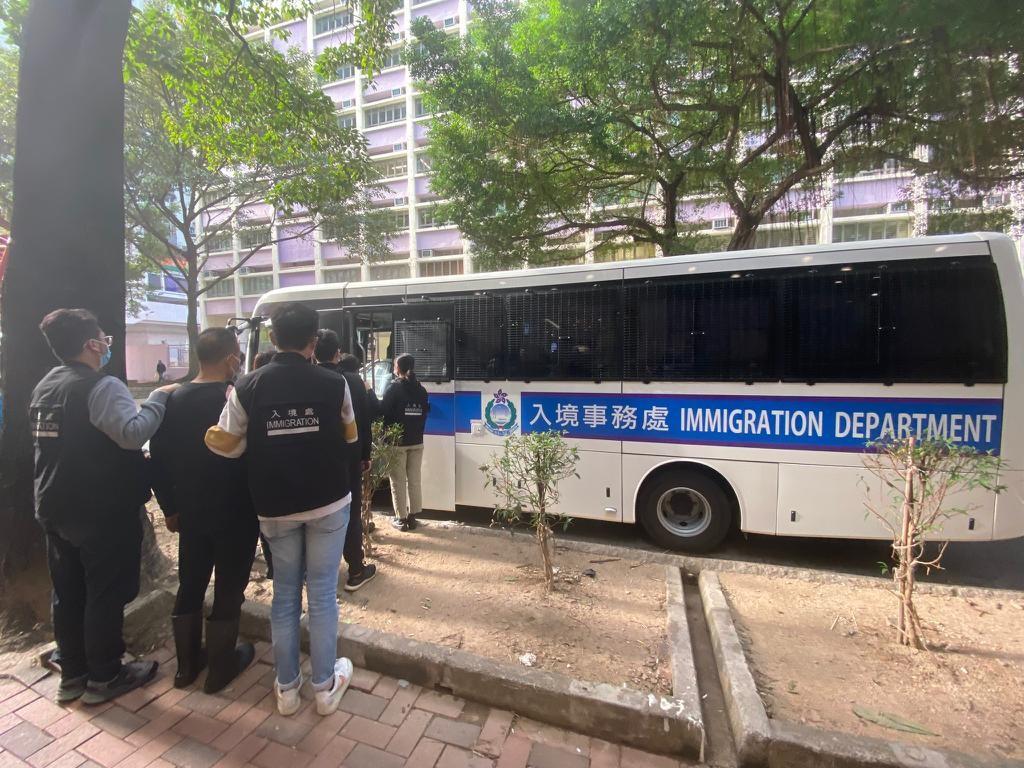 入境事務處十二月十九日至昨日（十二月二十二日）一連四日在全港各區展開反非法勞工行動，分別是代號「曙光行動」及連同香港警務處執行的「冠軍行動」。圖示懷疑非法勞工在行動中被捕。