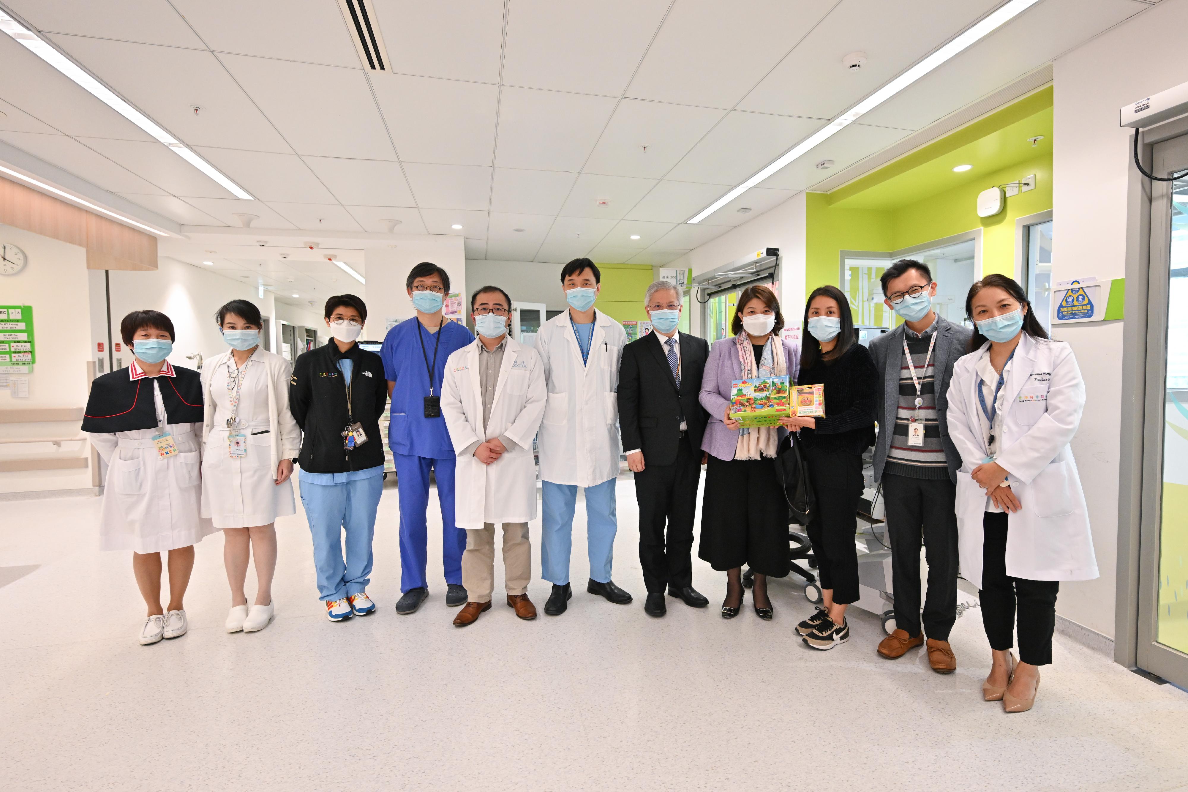 The Under Secretary for Health, Dr Libby Lee, visited Hong Kong Children's Hospital (HKCH) today (December 23). Photo shows Dr Libby Lee (fourth right) and the Hospital Chief Executive of HKCH, Dr Lee Tsz-leung (fifth right), in a group photo with the medical team treating Tsz-hei.