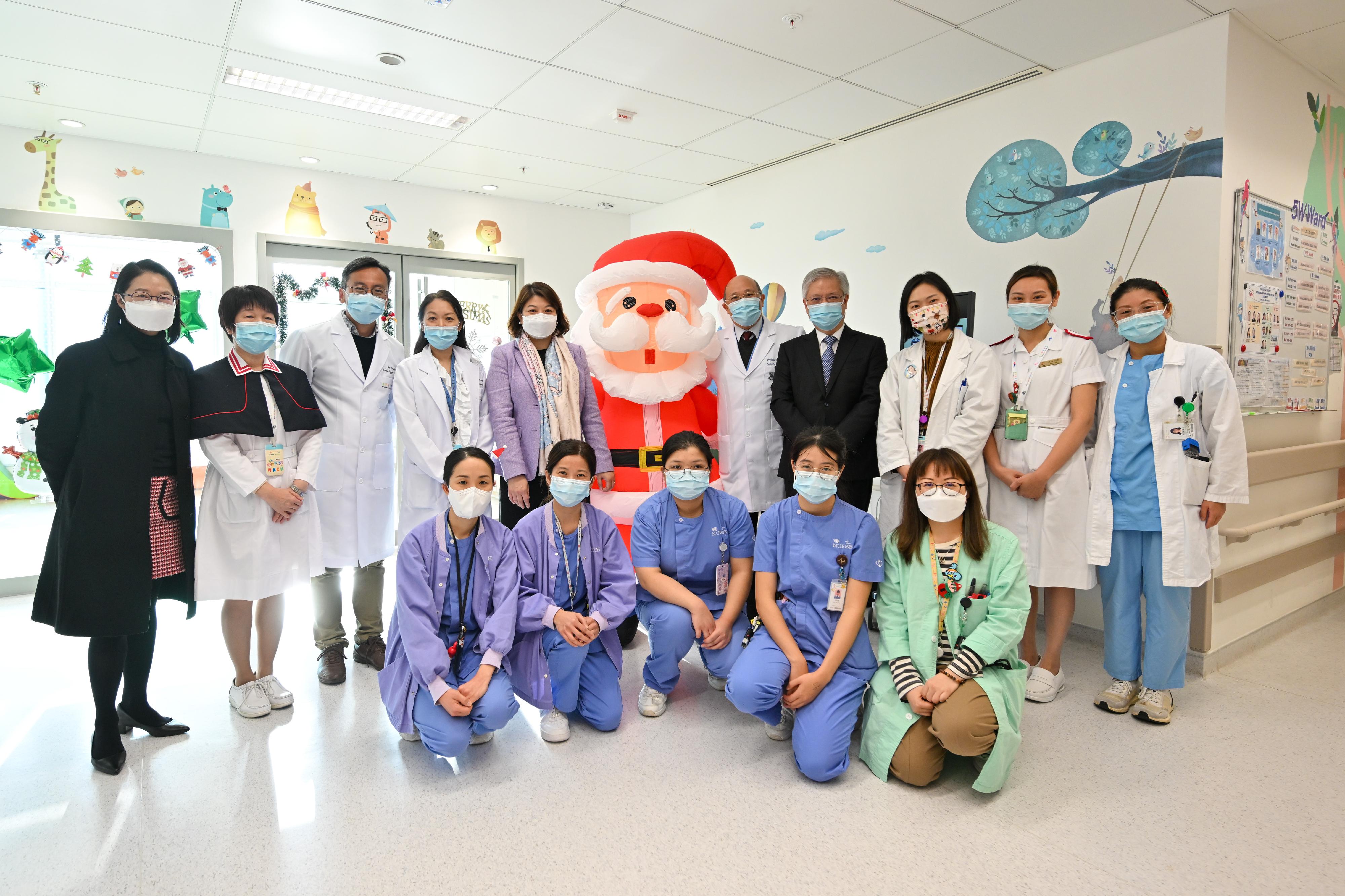 The Under Secretary for Health, Dr Libby Lee, visited Hong Kong Children's Hospital (HKCH) today (December 23). Photo shows Dr Libby Lee (fifth left, back row) and the Hospital Chief Executive of HKCH, Dr Lee Tsz-leung (fourth right, back row), in a group photo with the medical team of haematology and oncology of HKCH.
