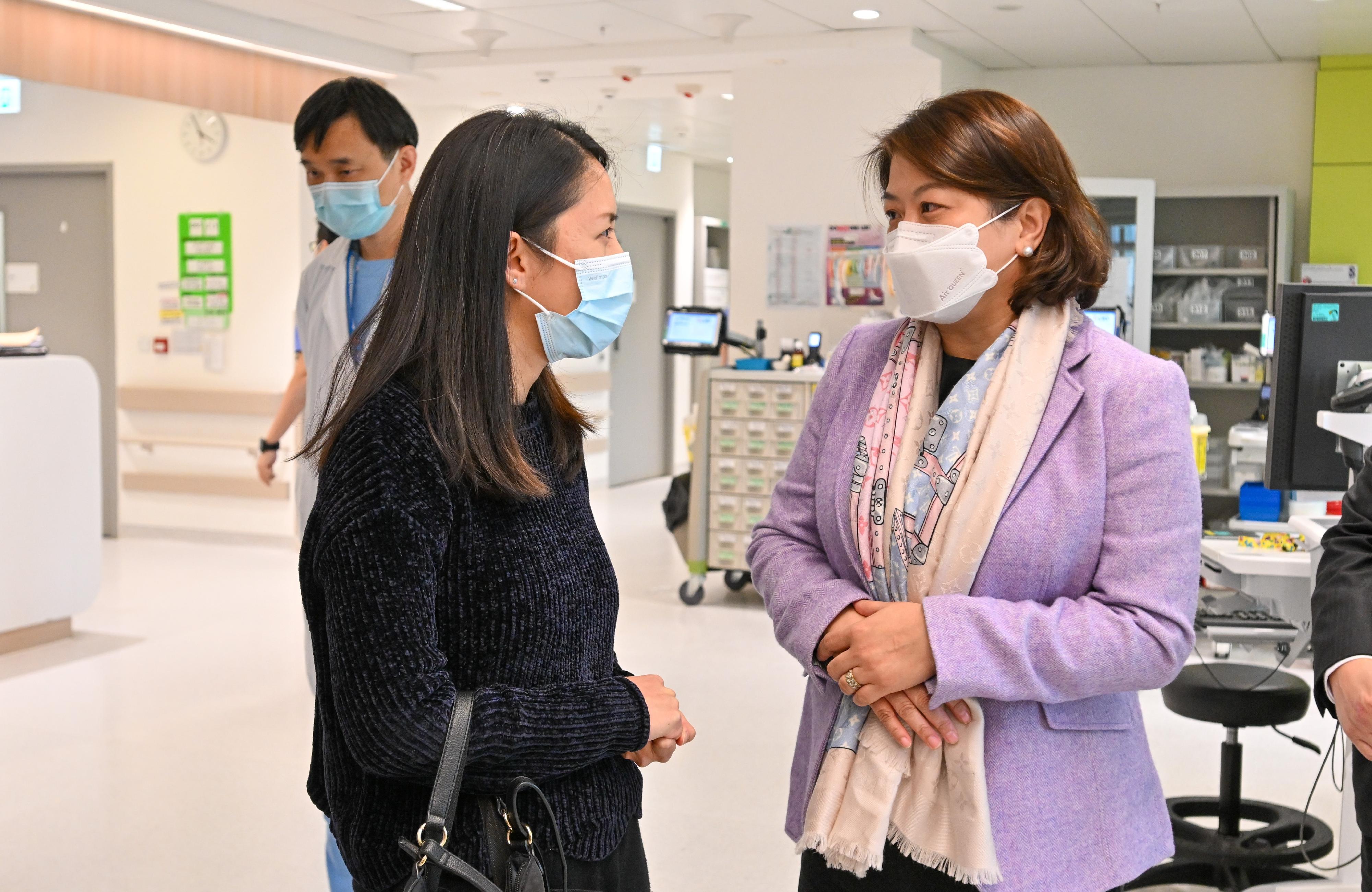 醫務衞生局副局長李夏茵醫生（右）今日（十二月二十三日）探訪香港兒童醫院並與早前接受心臟移植的四個月大女嬰芷希的媽媽交談。

