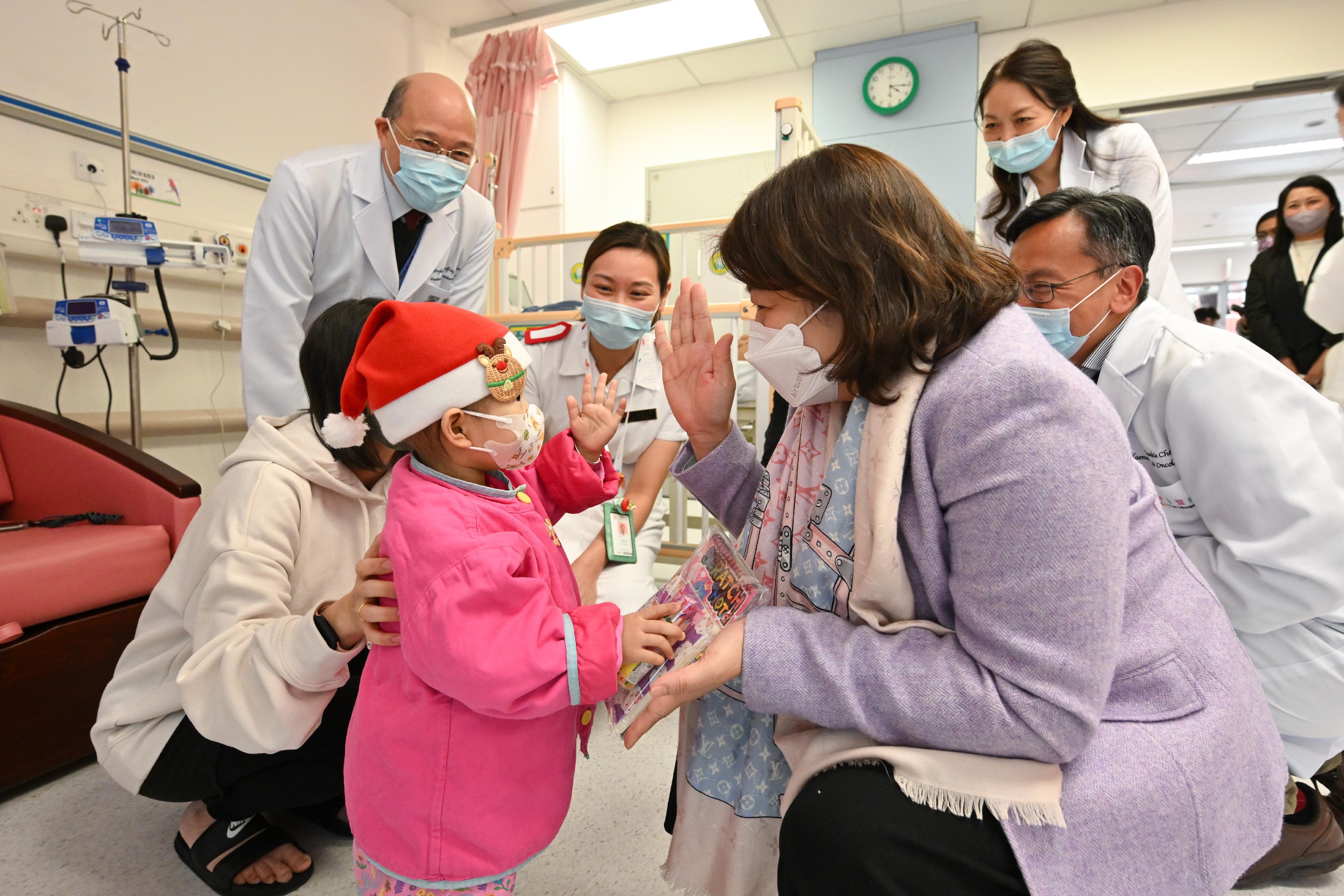 醫務衞生局副局長李夏茵醫生今日（十二月二十三日）探訪香港兒童醫院。圖示李夏茵醫生向住院女童玥宜送上聖誕禮物。