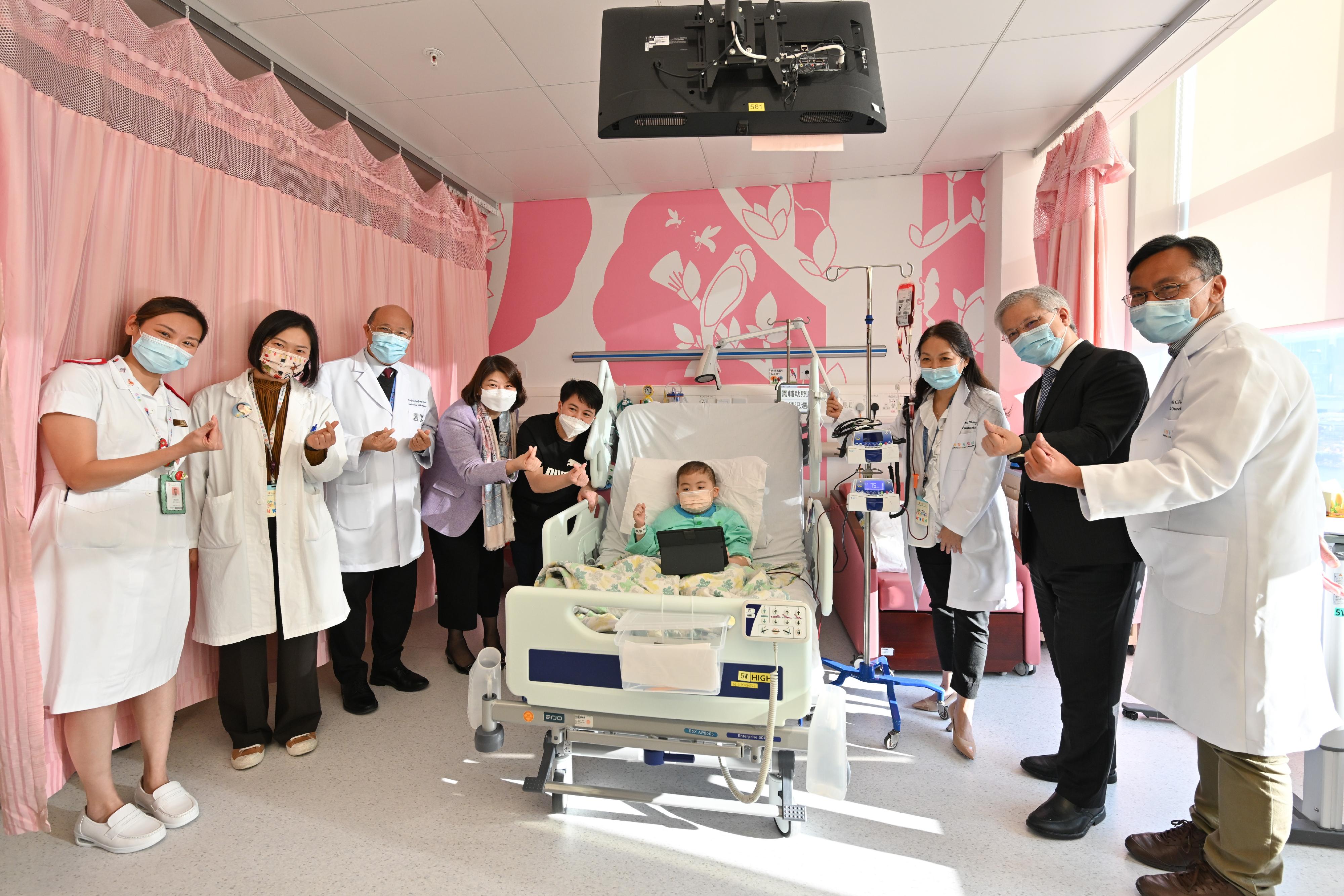 醫務衞生局副局長李夏茵醫生今日（十二月二十三日）探訪香港兒童醫院。圖示李夏茵醫生（左四）和香港兒童醫院行政總監李子良醫生（右二）探望住院男童致遠。