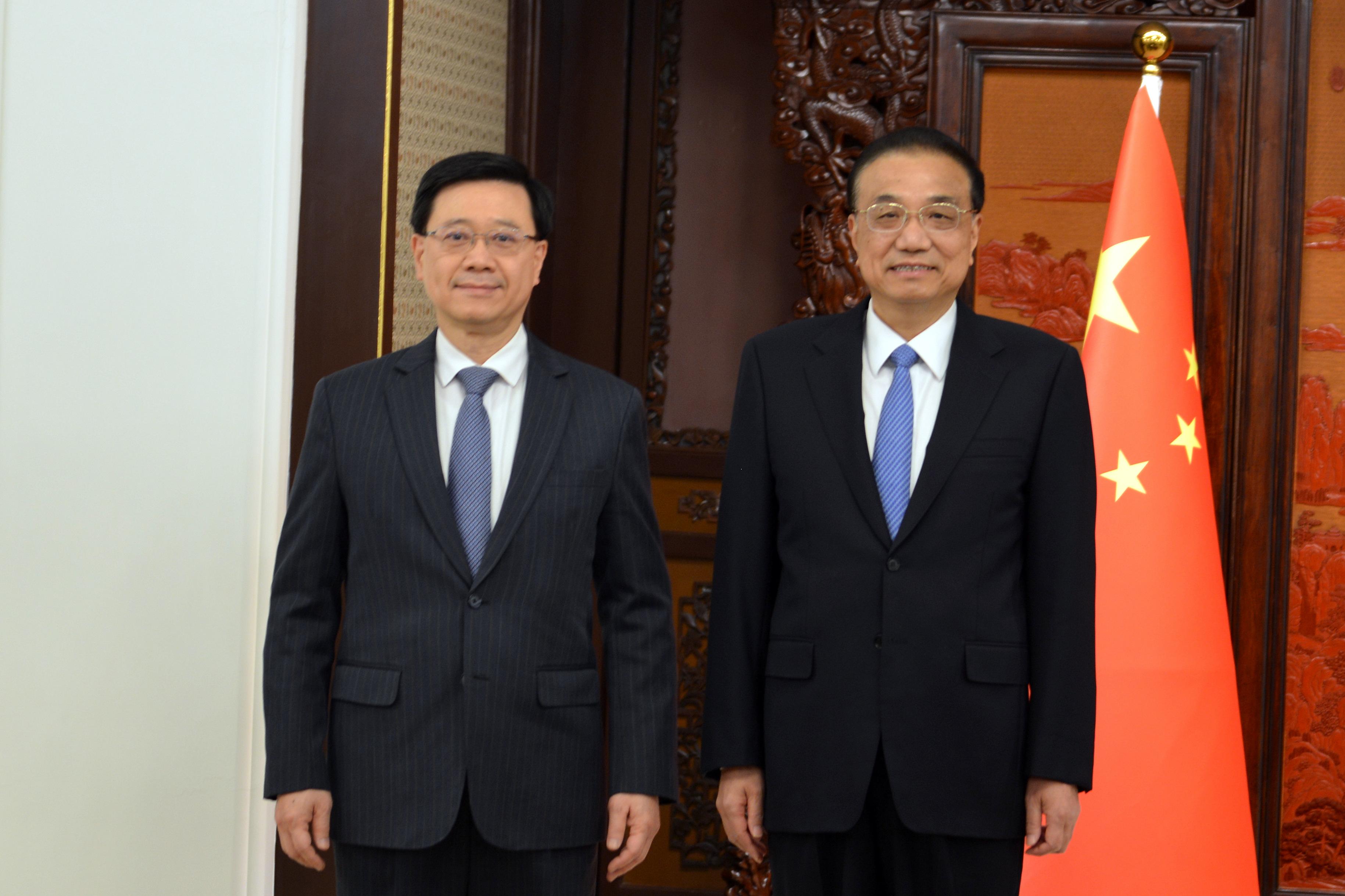 行政長官李家超（左）今日（十二月二十二日）在北京向國務院總理李克強述職，匯報香港經濟、社會和政治等方面的最新情況。圖示二人在會面前合照。