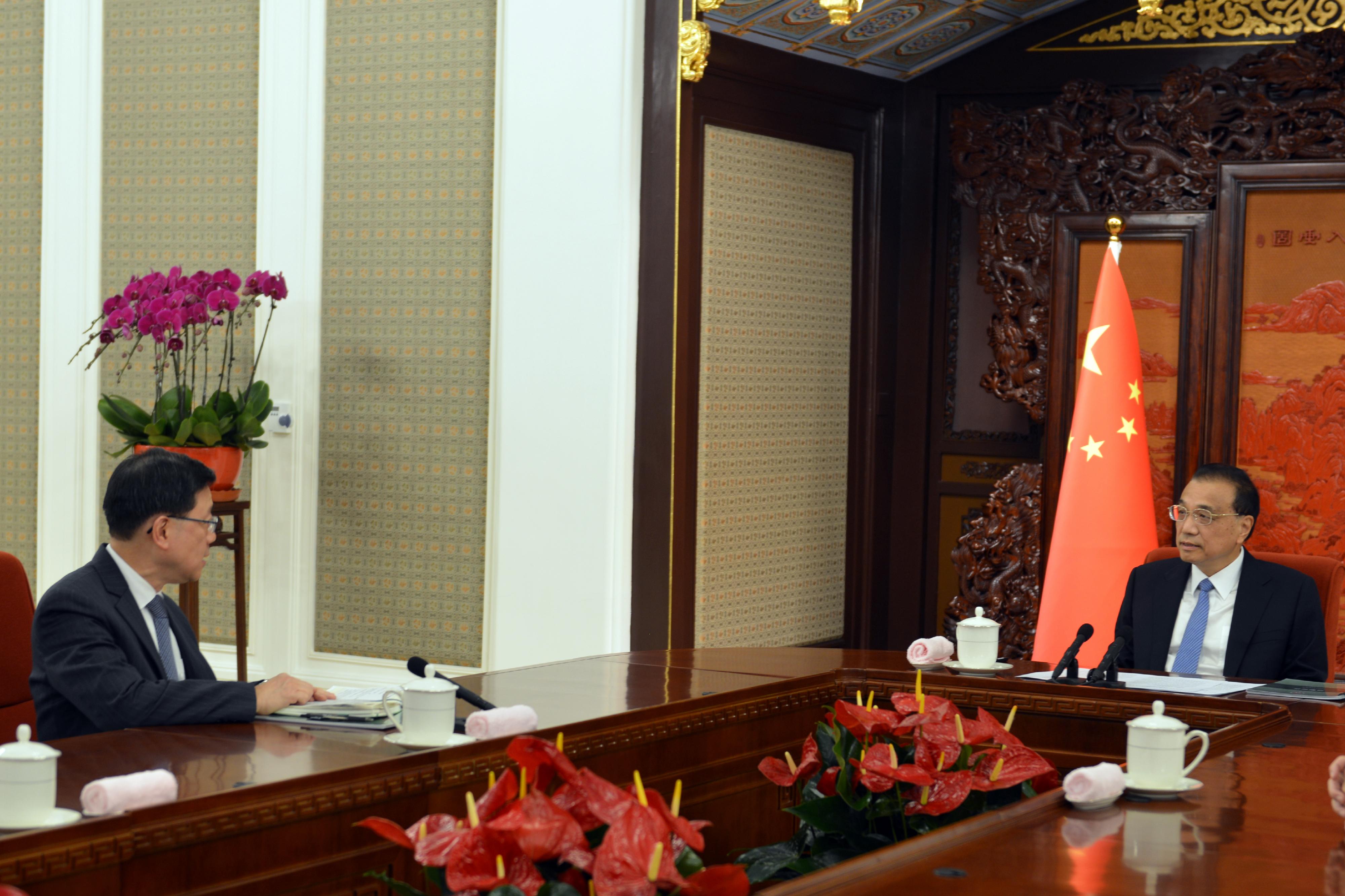 行政長官李家超（左）今日（十二月二十二日）在北京向國務院總理李克強述職，匯報香港經濟、社會和政治等方面的最新情況。