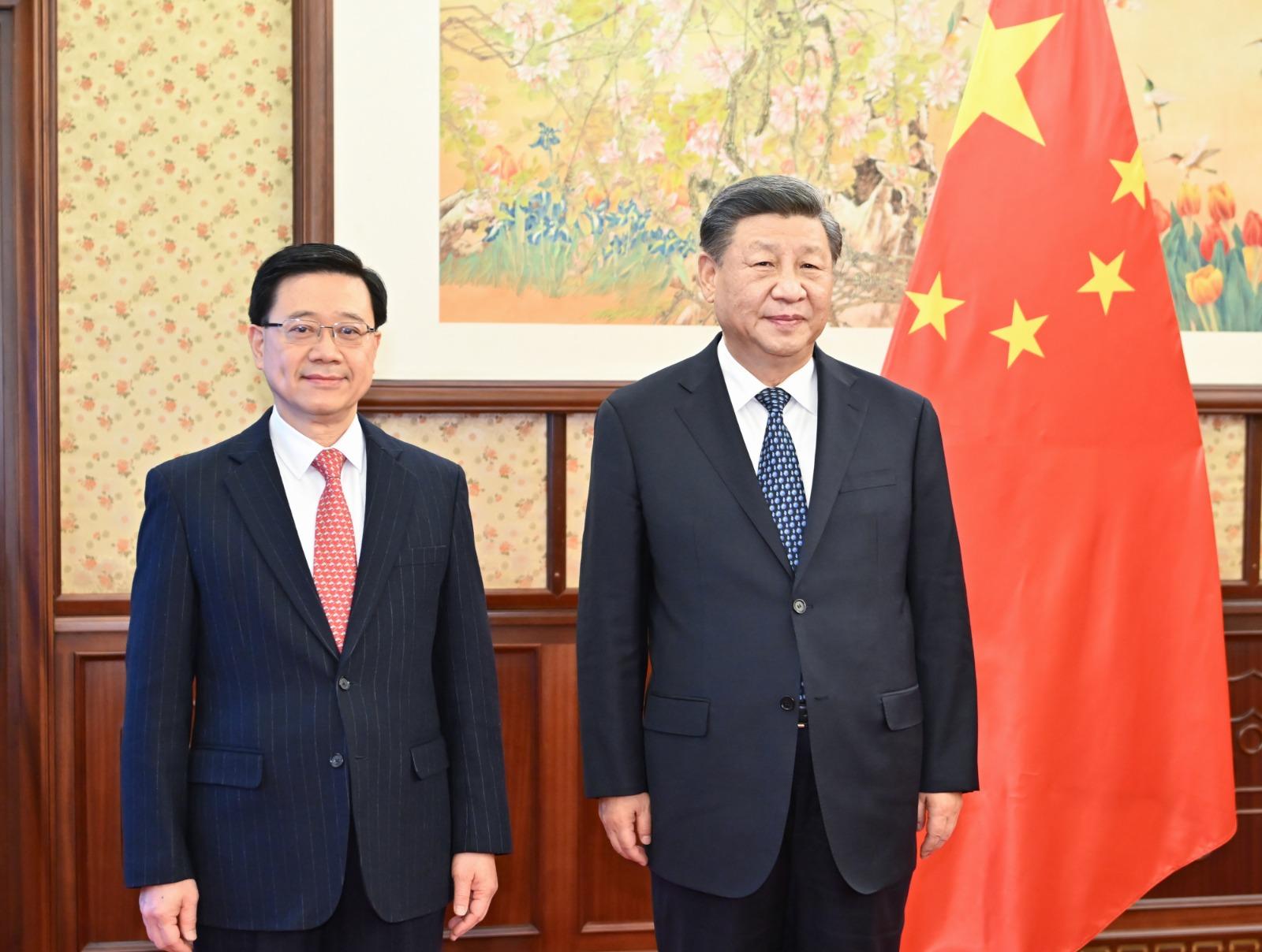 行政長官李家超（左）今日（十二月二十三日）在北京向國家主席習近平述職，匯報香港經濟、社會和政治等方面的最新情況。圖示二人在會面前合照。