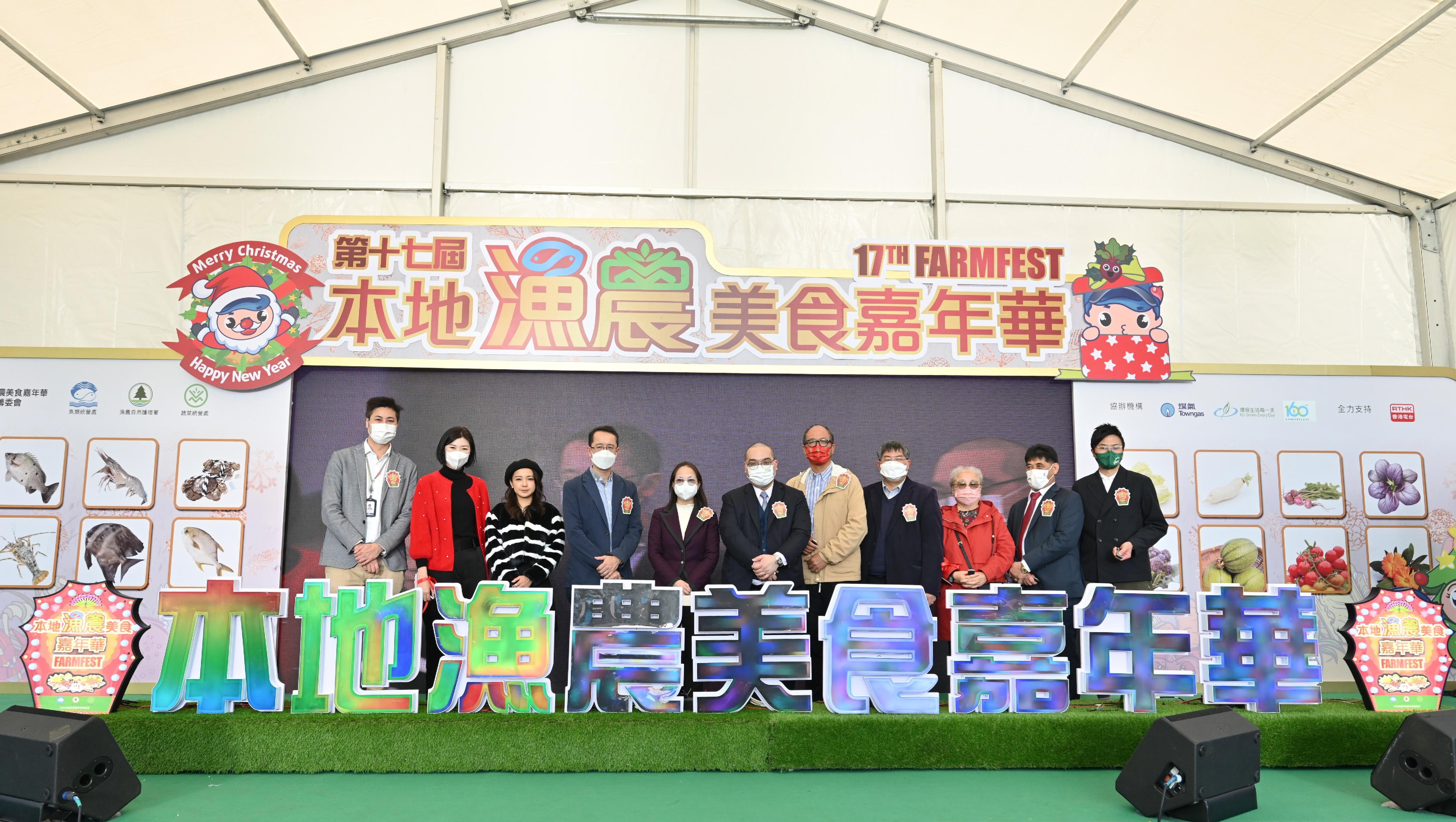 The 17th FarmFest is being held at Fa Hui Park in Mong Kok for three consecutive days between today (December 25) and December 27 to showcase a variety of local agricultural and fisheries products and other goods. Photo shows the Under Secretary for Environment and Ecology, Miss Diane Wong (fifth left); the Chairman of the Organising Committee of FarmFest, Dr Eric Lau (centre); Legislative Council members Mr Steven Ho (first left) and Ms Yung Hoi-yan (second left); the Director of Agriculture, Fisheries and Conservation, Dr Leung Siu-fai (fourth right); and other guests officiating at the opening ceremony.