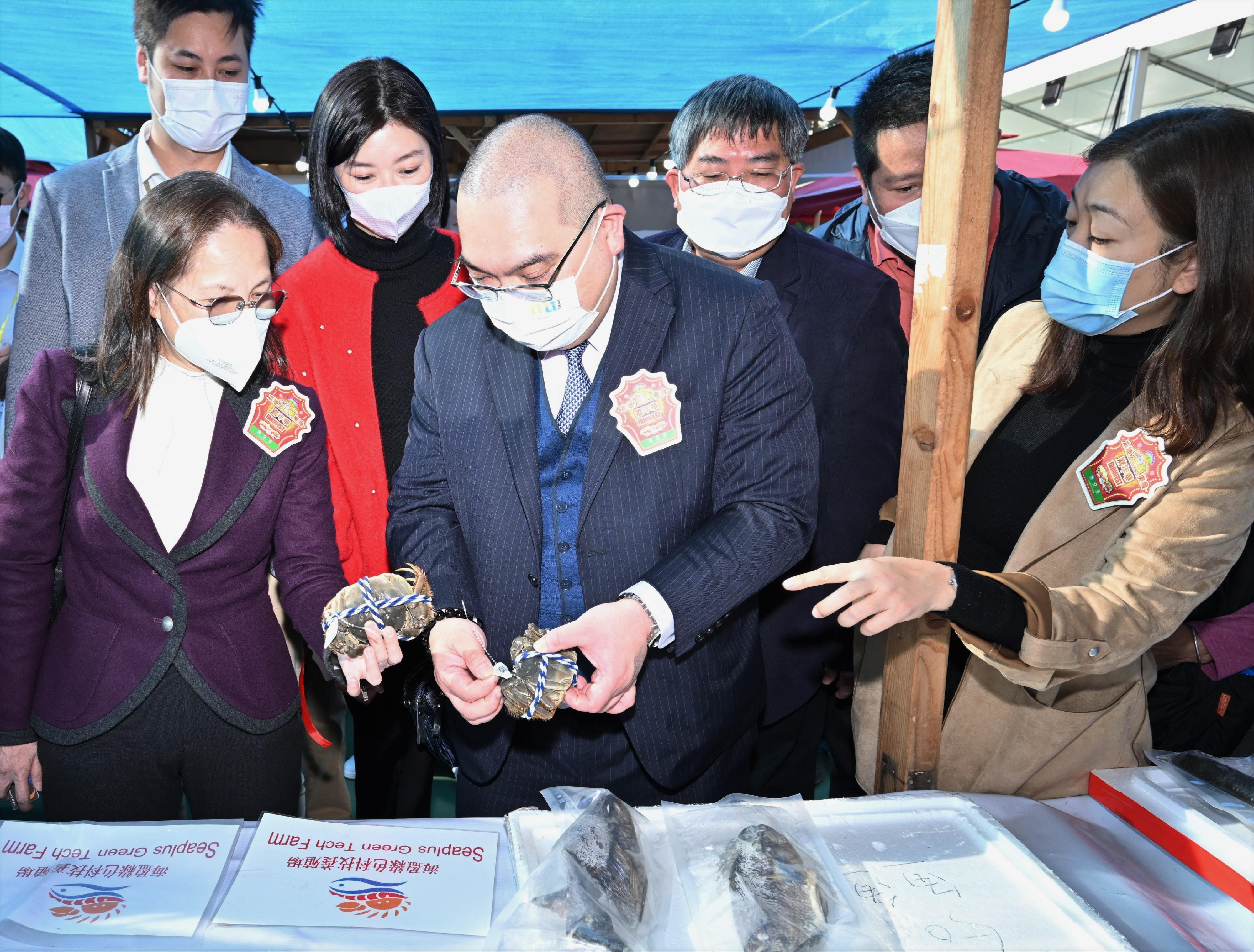 The 17th FarmFest is being held at Fa Hui Park in Mong Kok for three consecutive days between today (December 25) and December 27 to showcase a variety of local agricultural and fisheries products and other goods. Photo shows the Under Secretary for Environment and Ecology, Miss Diane Wong (front row, first left); the Chairman of the Organising Committee of FarmFest, Dr Eric Lau (front row, centre); Legislative Council members Mr Steven Ho (back row, first left) and Ms Yung Hoi-yan (back row, second left); the Director of Agriculture, Fisheries and Conservation, Dr Leung Siu-fai (back row, second right); being briefed on local fisheries products.