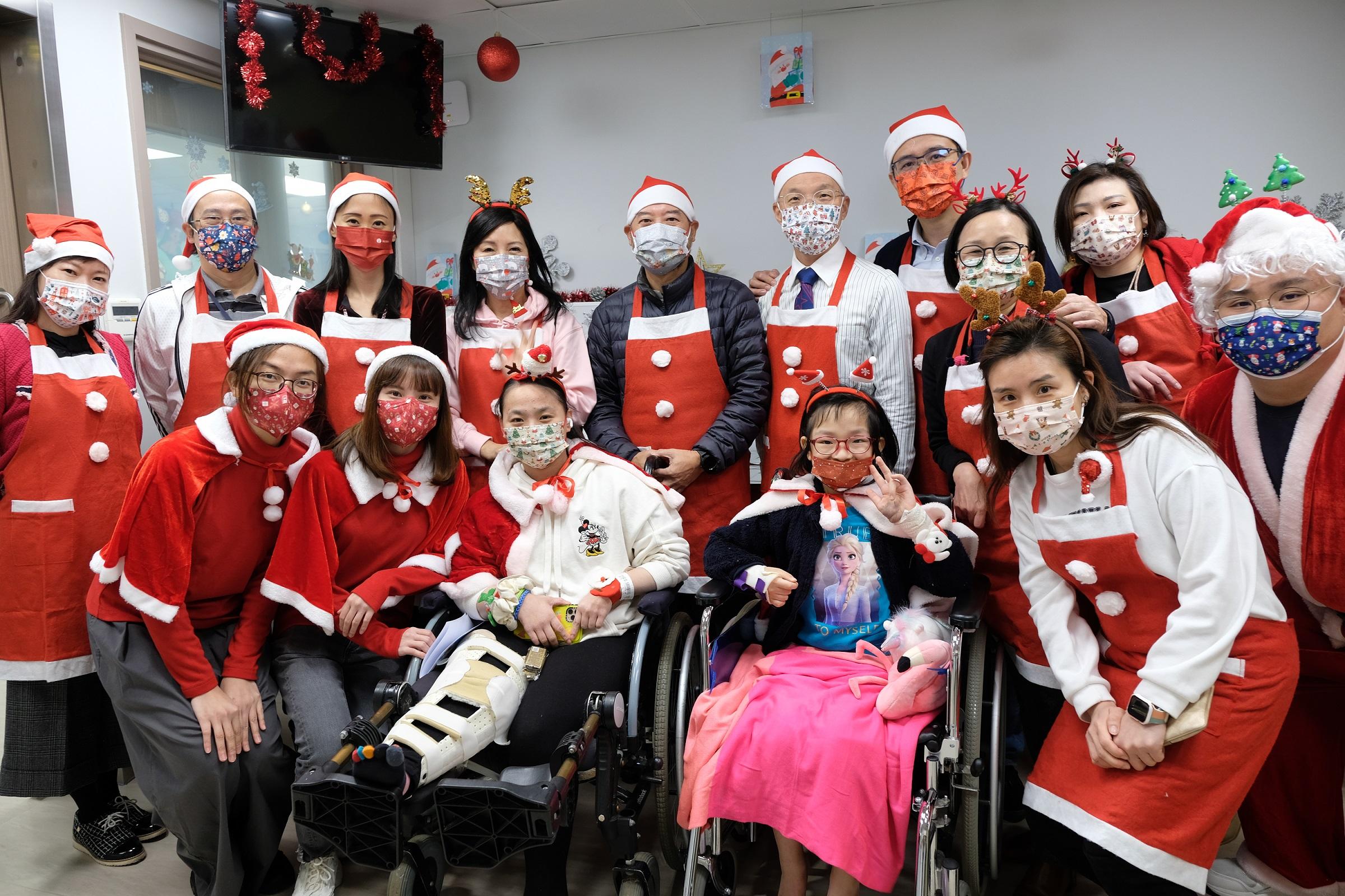 The Duchess of Kent Children's Hospital at Sandy Bay arranged various Christmas activities for the children to let them enjoy the happiness of festive season in hospital.