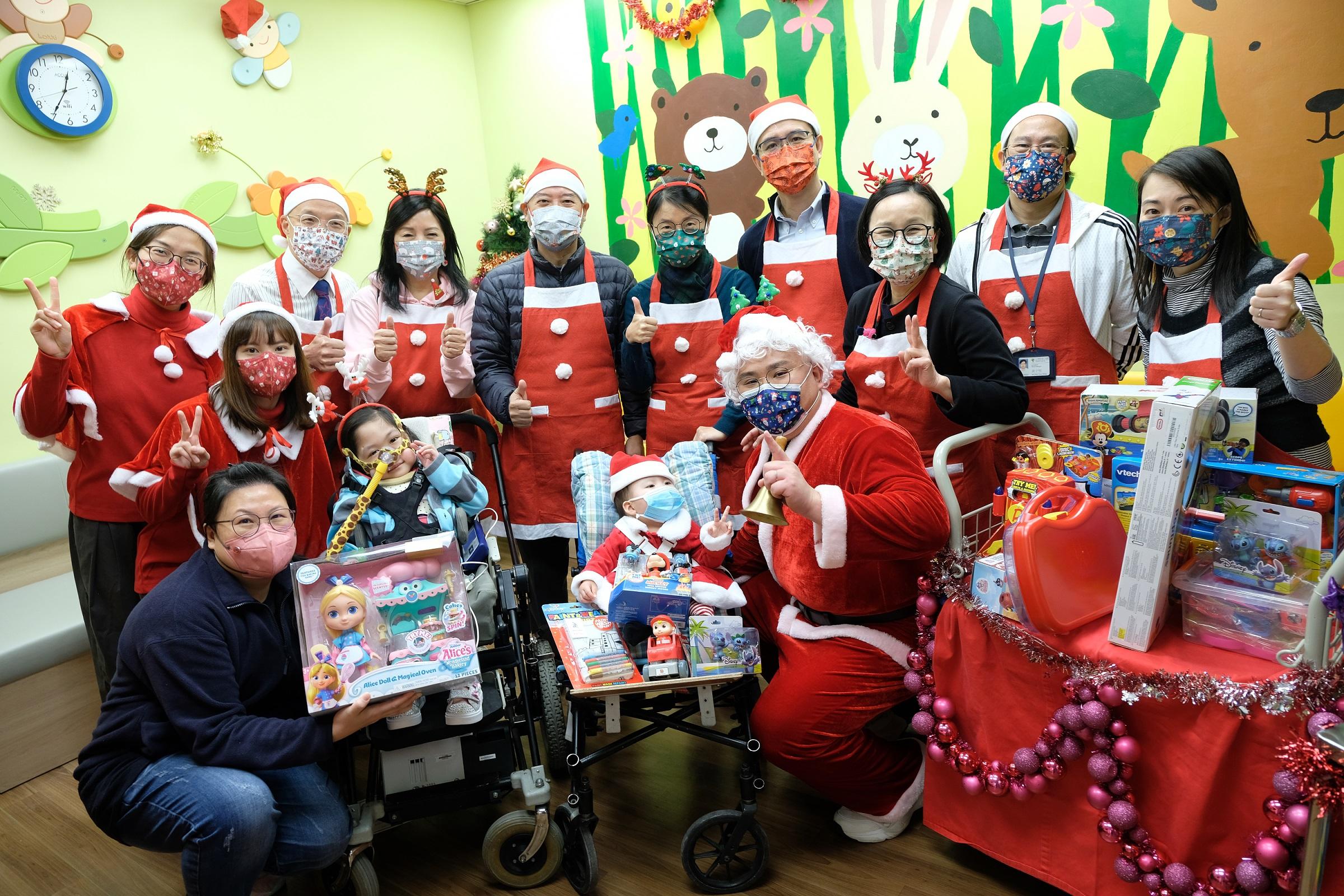 大口環根德公爵夫人兒童醫院的醫護人員化身聖誕老人和卡通人物，與病童慶祝聖誕。