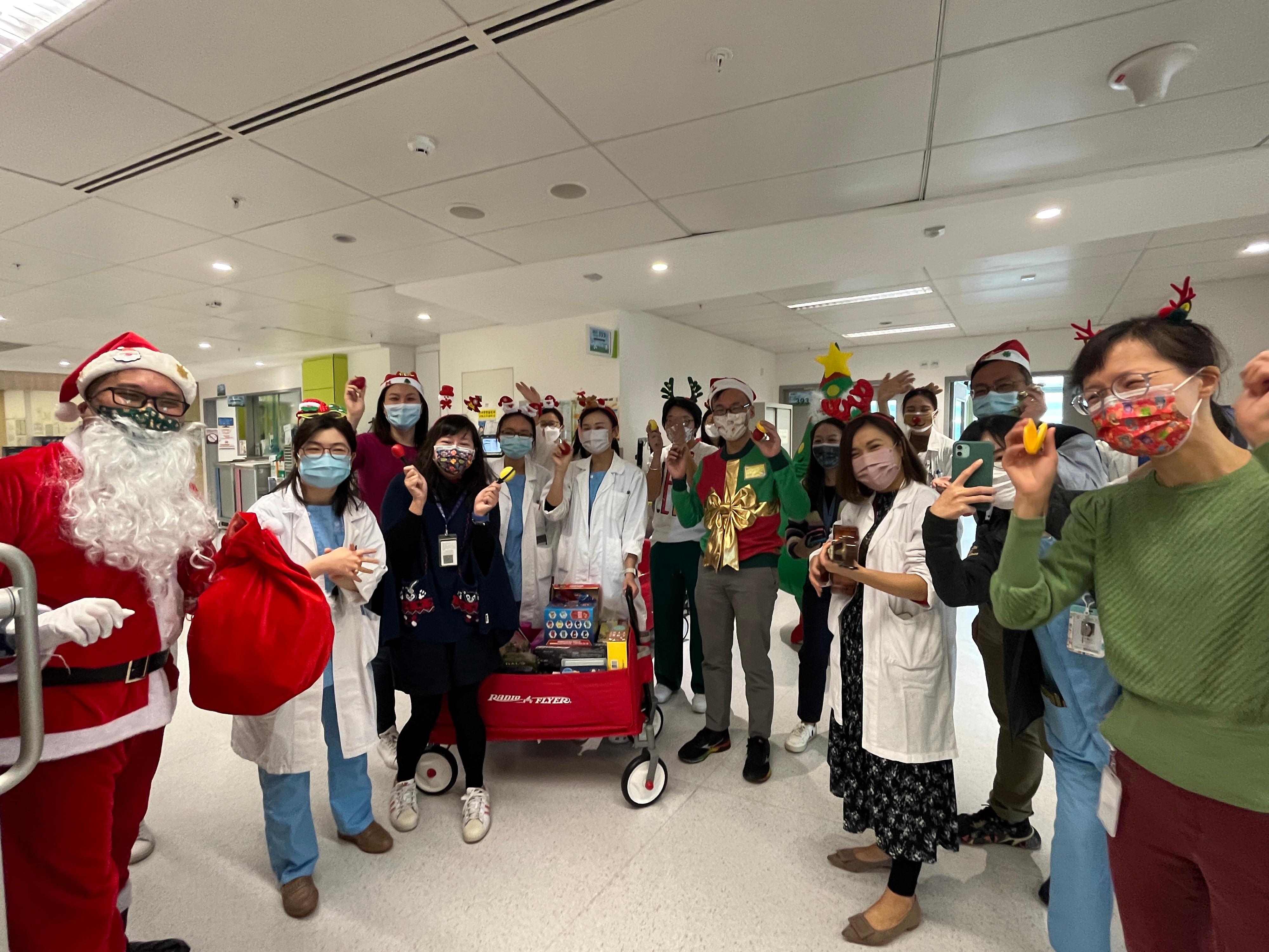 香港儿童医院的医护人员在圣诞日走访各病房，为一众病童和家人献唱圣诞歌和送上节日祝福。