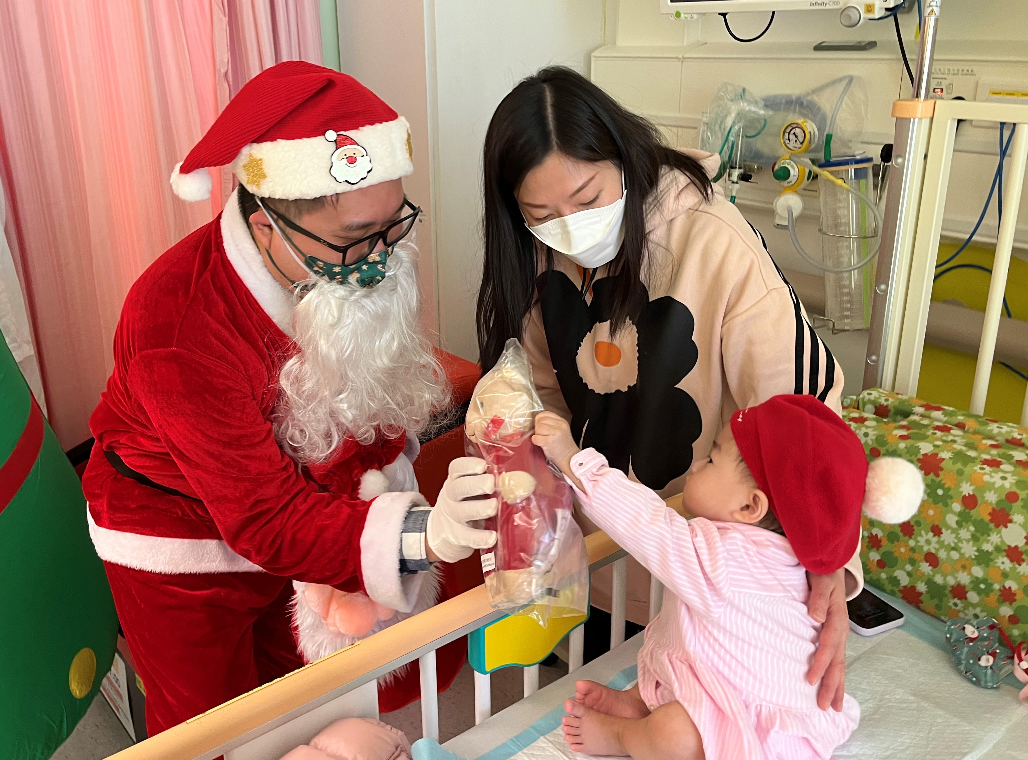 香港兒童醫院的醫生化身聖誕老人，為住院兒童送上聖誕禮物。