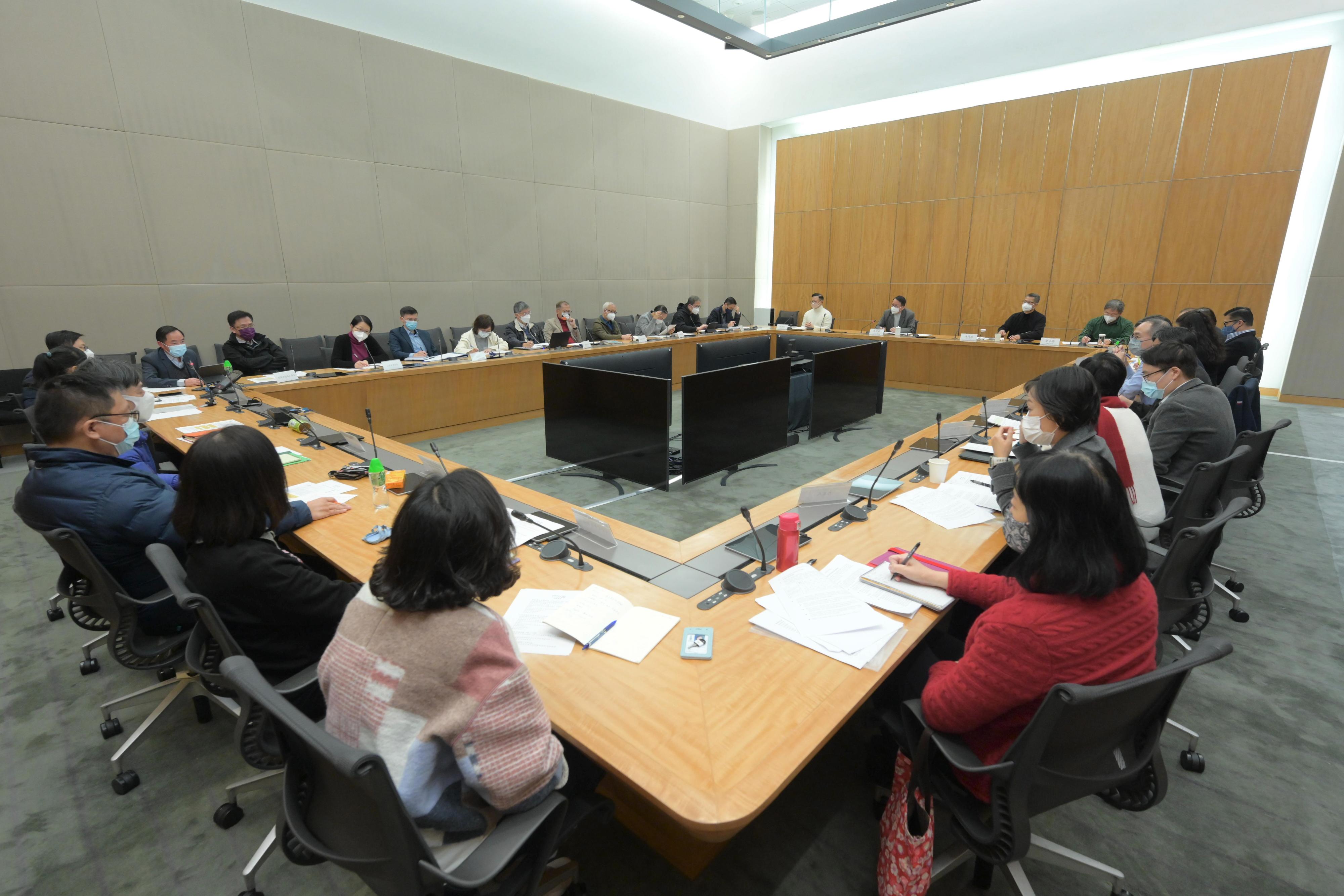由政務司司長陳國基帶領的「通關事務協調組」今日（十二月二十五日）在政府總部召開首次會議。