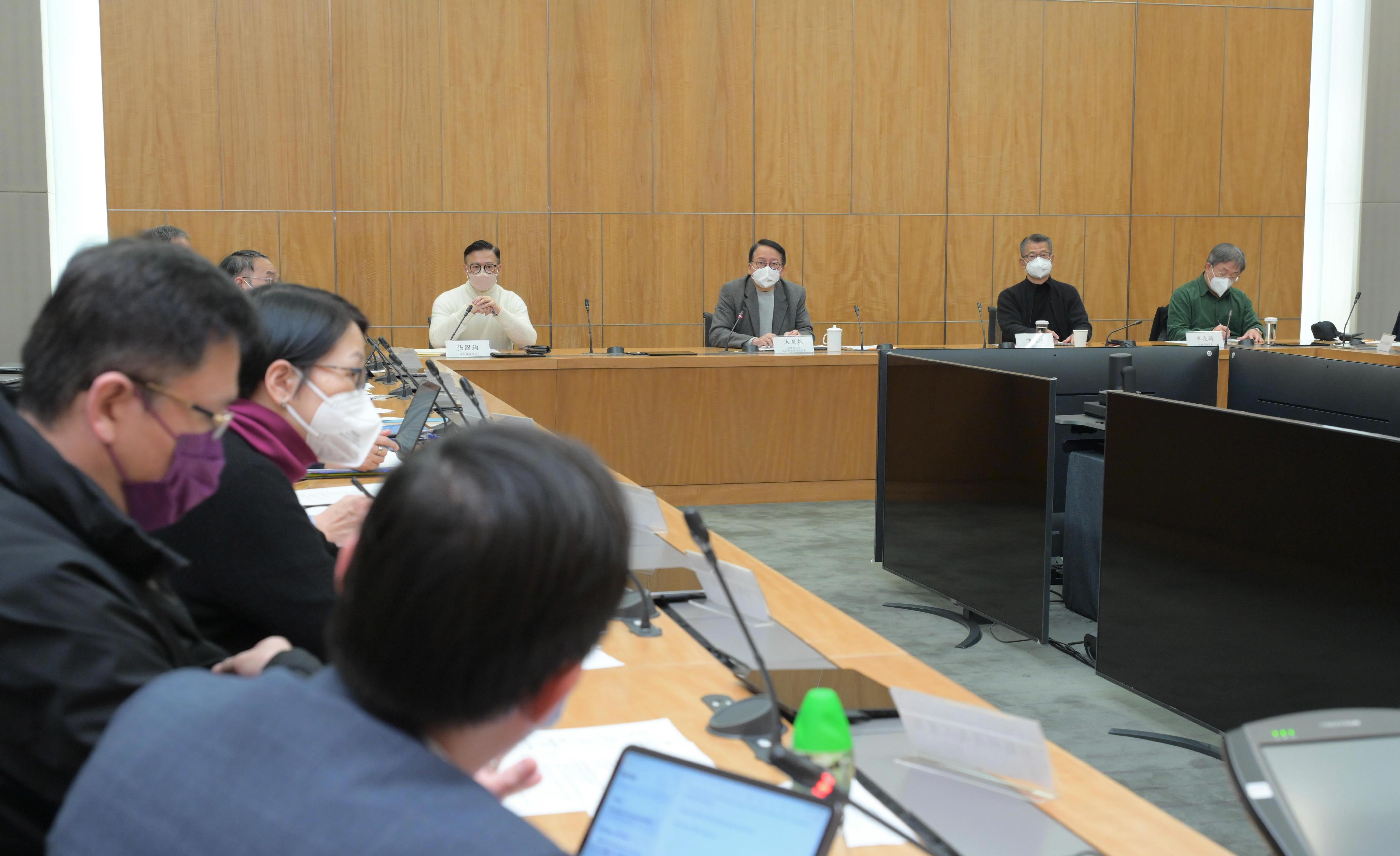 The Co-ordination Group on Resumption of Normal Travel, led by the Chief Secretary for Administration, Mr Chan Kwok-ki, convened the first meeting today (December 25) at the Central Government Offices.
