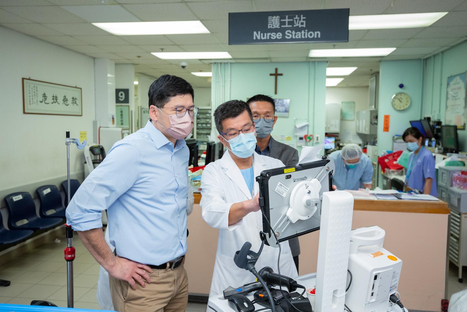 醫院管理局行政總裁高拔陞醫生今日（十二月二十七日）在基督教聯合醫院急症室了解服務情況。