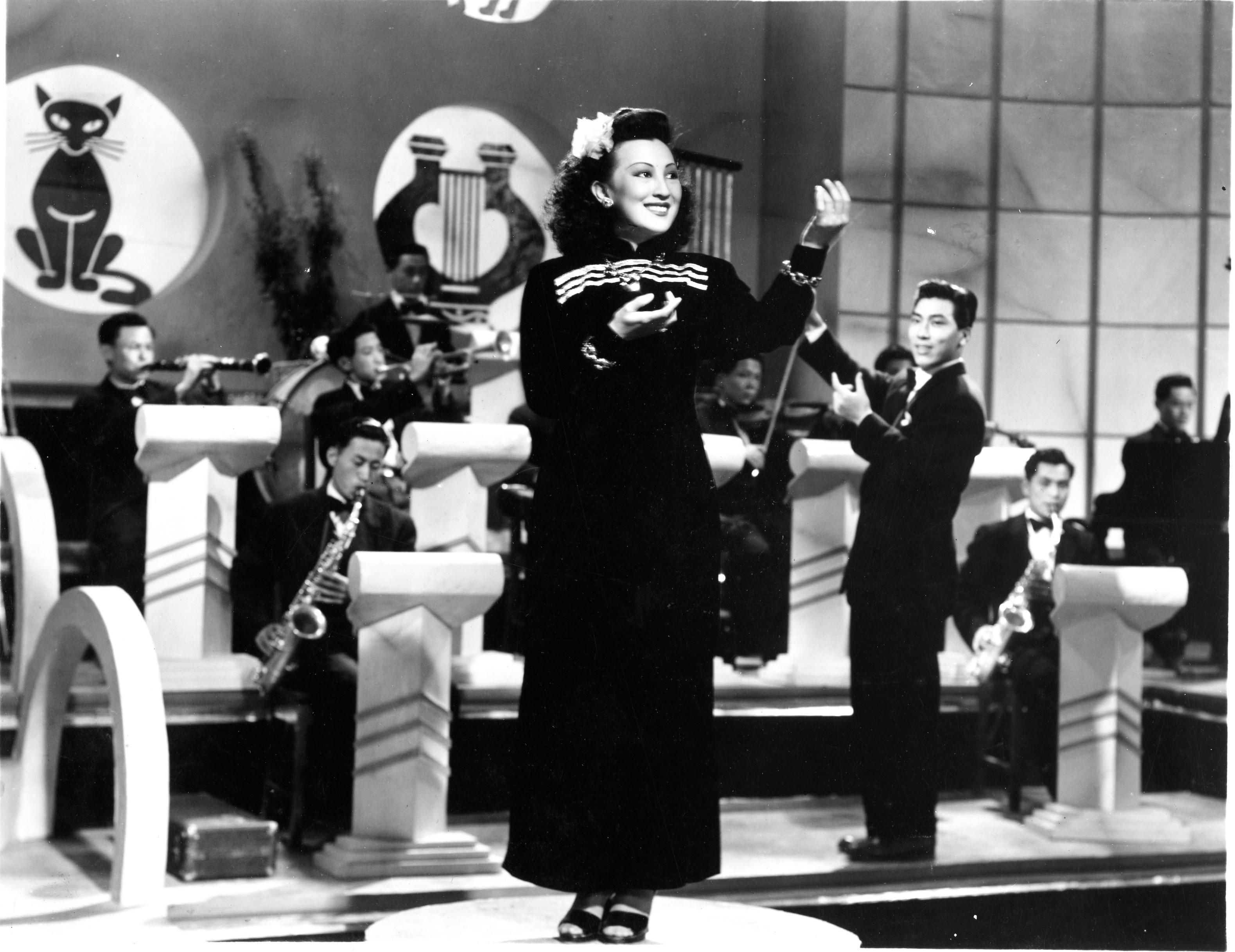 康樂及文化事務署香港電影資料館由一月二十七日至五月五日，逢星期五上午十一時的「影畫早晨」節目將以「歌舞昇平」為題，選映十五部不同年代的香港歌舞電影，讓觀眾在銀幕上重溫華麗的歌舞場面和風靡一時的時代曲。圖示《歌女之歌》（1948）劇照。