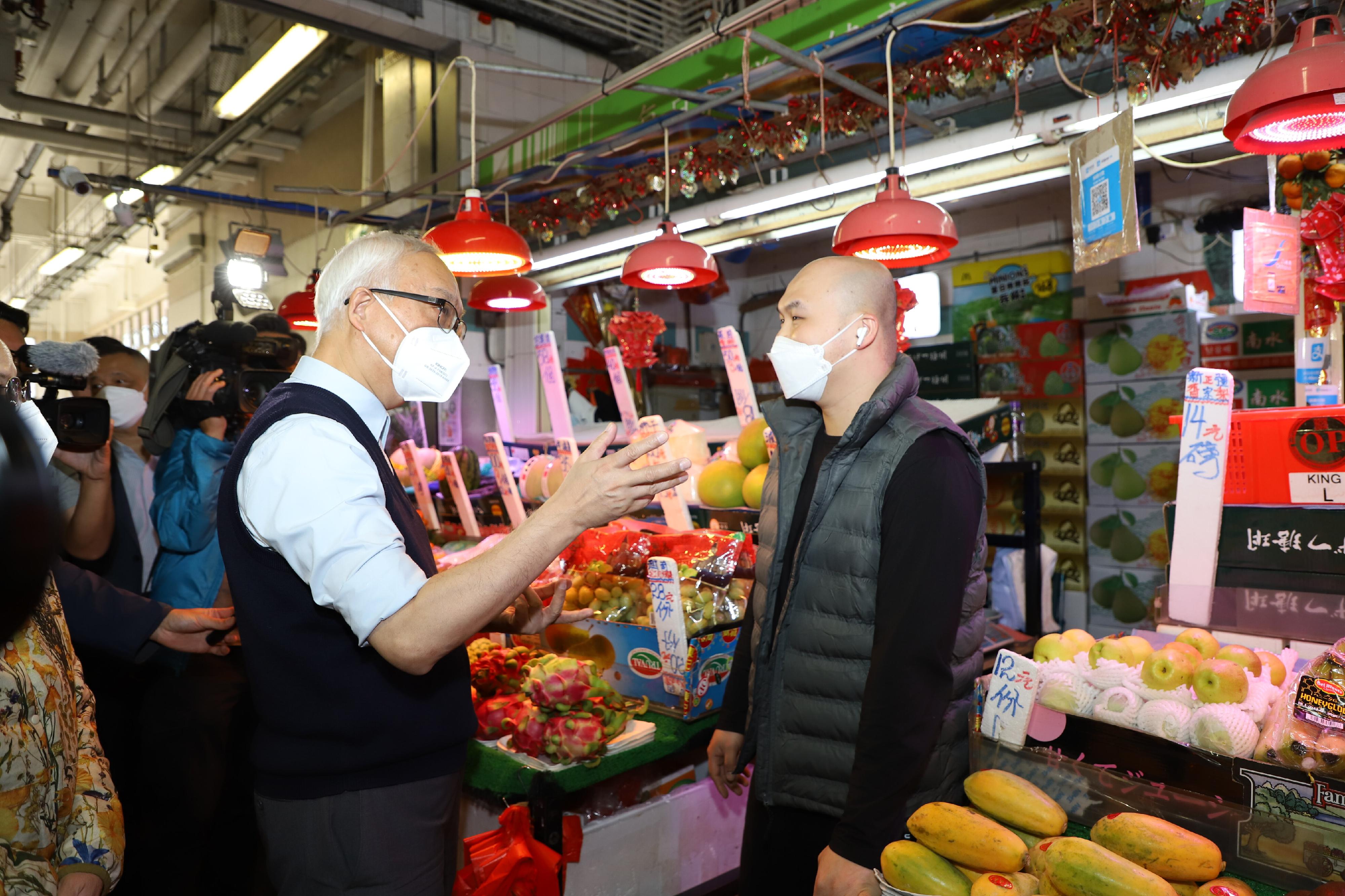 The Secretary for Environment and Ecology, Mr Tse Chin-wan, today (December 28) visited Tai Shing Street Market in Wong Tai Sin to brief media on the Cross-sectoral Territory-wide Anti-rodent Action and to inspect the anti-rodent work in the market. Photo shows Mr Tse (left) talking to a vendor to learn more about the hygiene condition of the market.