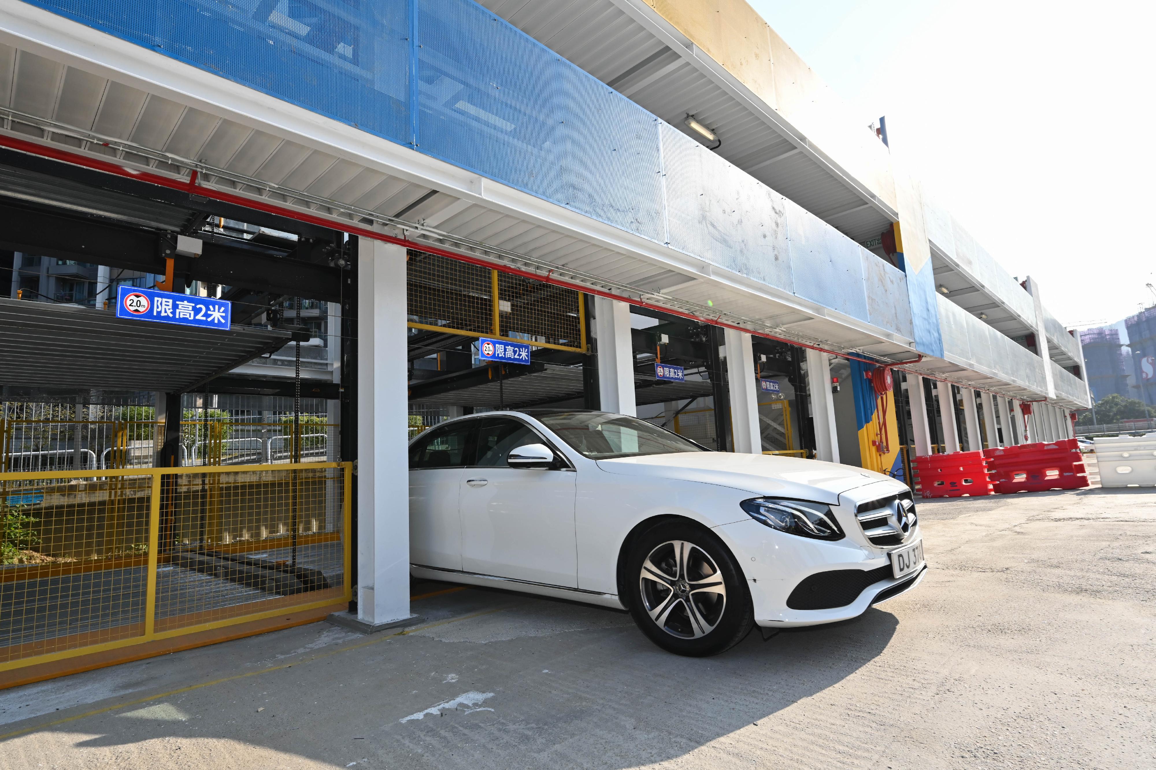 The Transport Department (TD) said today (December 30) that the automated parking system (APS) in a short-term tenancy (STT) car park located at Fo Shing Road, Pak Shek Kok, Tai Po, will commence operation tomorrow (December 31). This is the second APS project in an STT car park that the TD is taking forward to further increase the number of parking spaces and spatial efficiency.