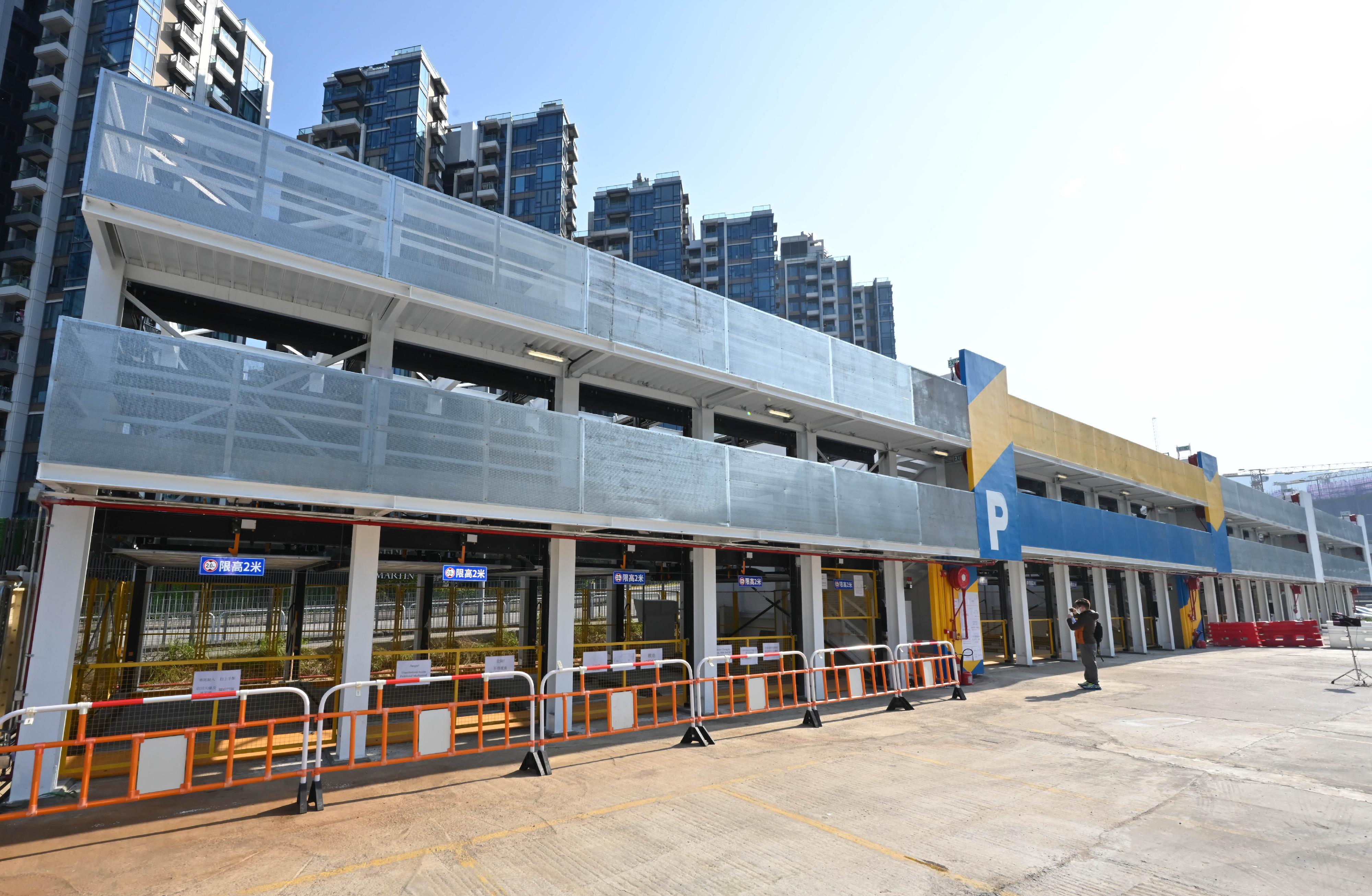 The automated parking system in a short-term tenancy (STT) car park located at Fo Shing Road, Pak Shek Kok, Tai Po, will commence operation tomorrow (December 31). The tenant has adopted four modules of a puzzle stacking system to provide 52 automated parking spaces out of a total of about 250 parking spaces in the STT site.