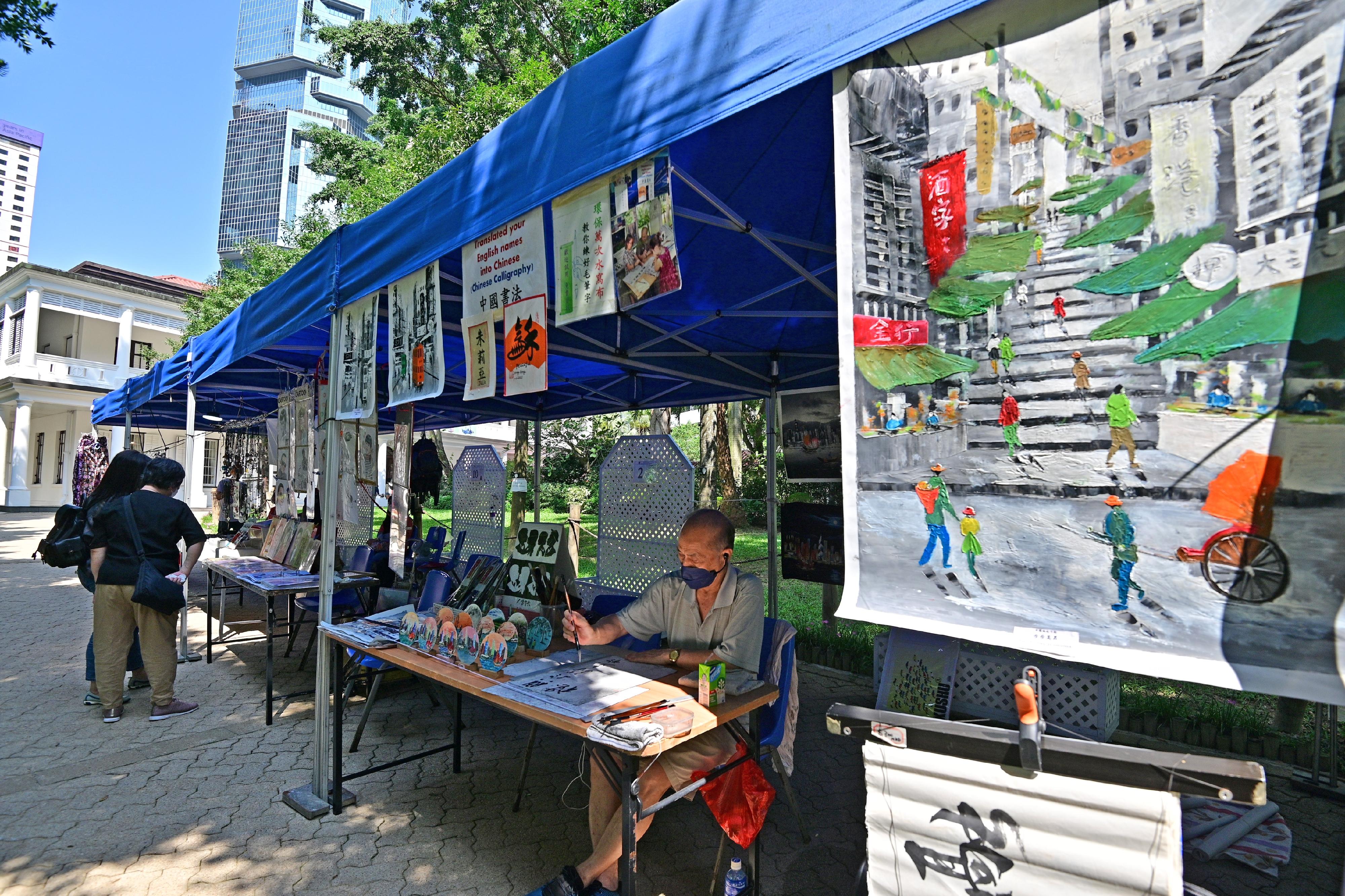 The Leisure and Cultural Services Department invites members of the public to visit the Arts Corner at Hong Kong Park on Saturdays, Sundays and public holidays from January 1 to December 31, 2023. The Arts Corner comprises 10 stalls displaying and selling various kinds of handicrafts and artistic works such as fabric crafts, floral artworks and ornaments, as well as providing cultural and arts services including painting, portrait sketching, calligraphy and photography.