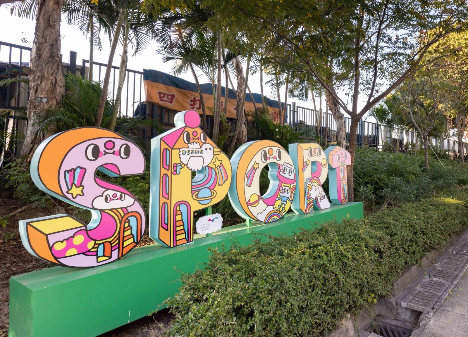 The Water Sports and Recreation Precinct (Phase 3) opened in Wan Chai today (December 30). The beautification work of the 1 kilometre-long pedestrian walkway along Shing Sai Road, Kennedy Town, was also completed. The walkway is decorated with paintings and installations by local artist Messy Desk.