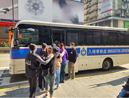 入境事務處於十二月二十八日至昨日（十二月二十九日）一連兩日在全港各區展開反非法勞工行動，分別是代號「曙光行動」及連同香港警務處執行的「冠軍行動」。圖示懷疑非法勞工在行動中被捕。