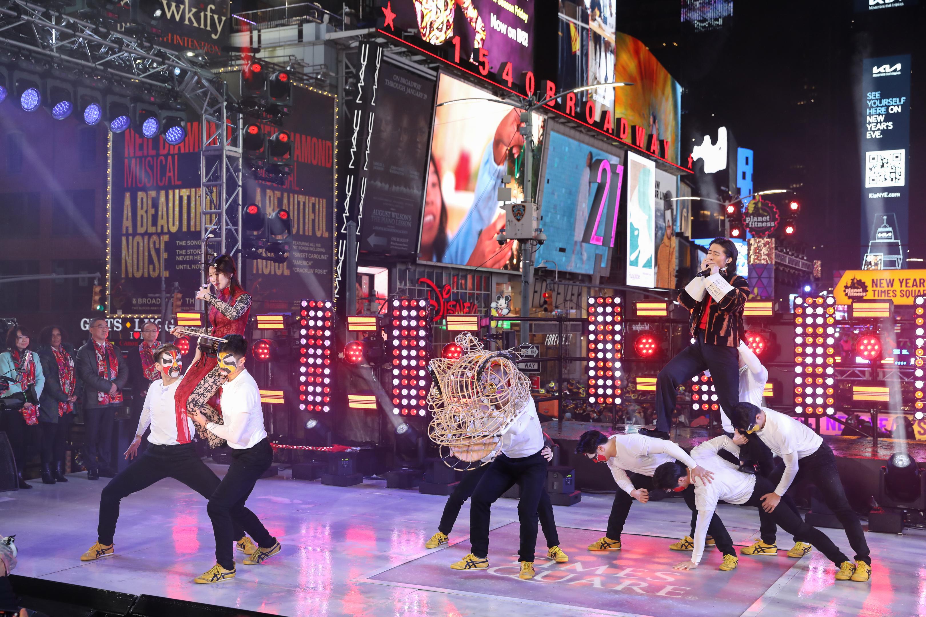 一群香港艺术家于二○二二年十二月三十一日（纽约时间）为纽约时代广场的跨年庆典揭开序幕，为观众呈献精彩慑人的「现代功夫马戏团」表演。