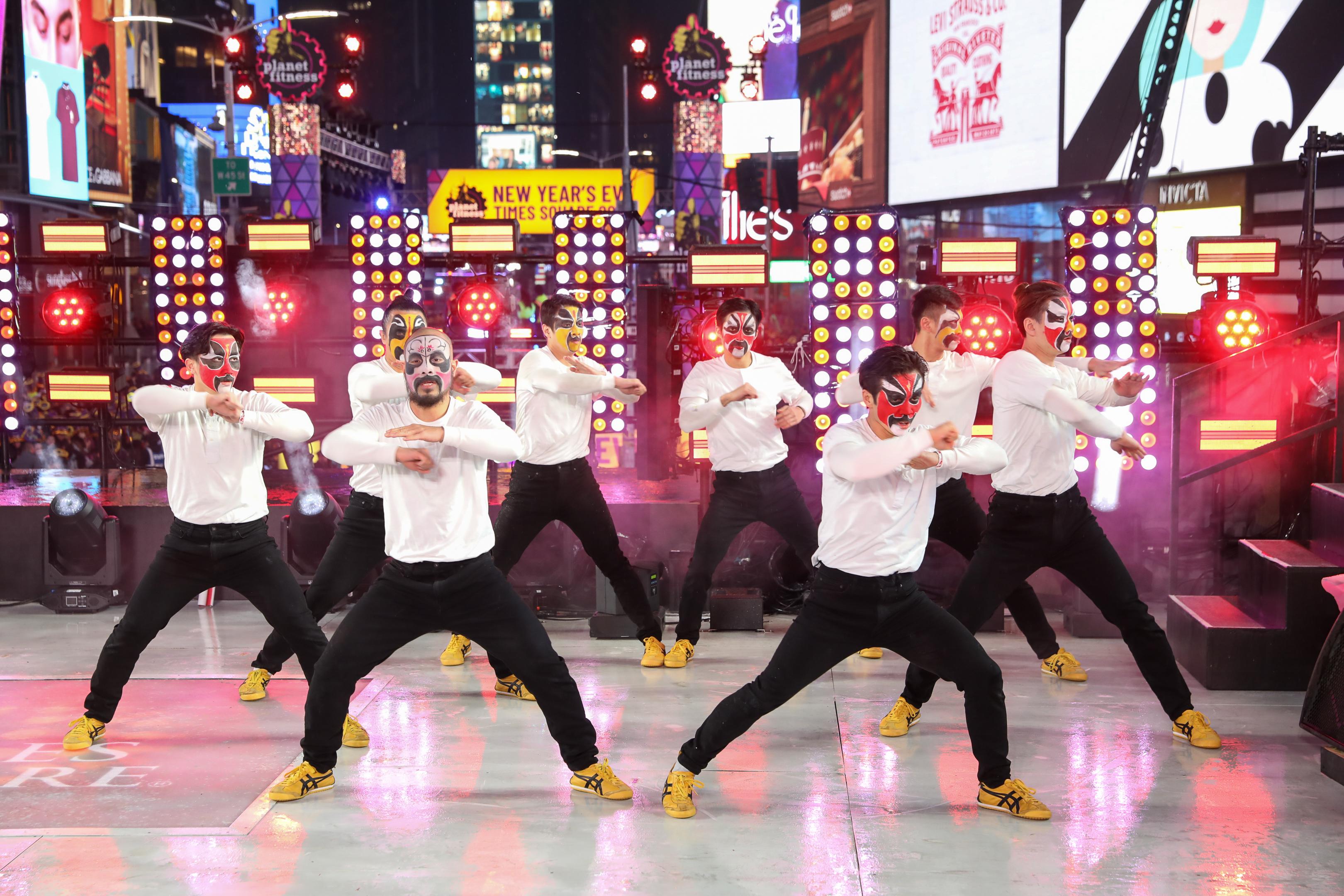 一群香港艺术家于二○二二年十二月三十一日（纽约时间）为纽约时代广场的跨年庆典揭开序幕，为观众呈献精彩慑人的「现代功夫马戏团」表演。