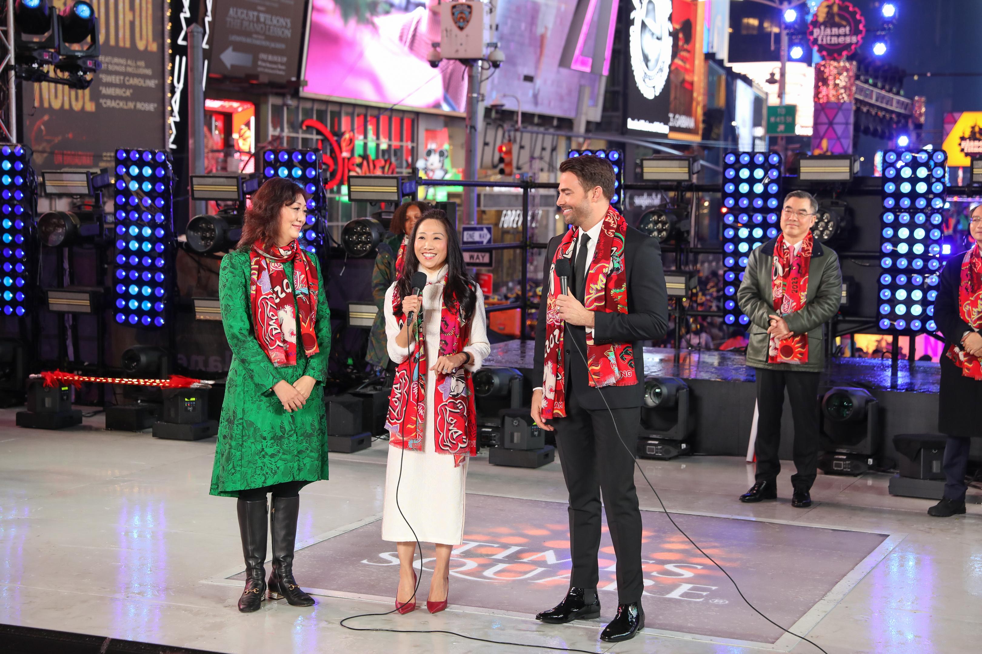 Hong Kong artists enthralled a worldwide audience by kicking off the New York Times Square countdown celebration with a "Kung Fu Contemporary Circus" on December 31, 2022 (New York time). Speaking at the opening ceremony, the Director of the Hong Kong Economic and Trade Office in New York, Ms Candy Nip (centre), said Hong Kong was thrilled to be part of this iconic event, with the artists as ambassadors for Hong Kong, showcasing the flair and artistry of Hong Kong while building friendship across cultures.