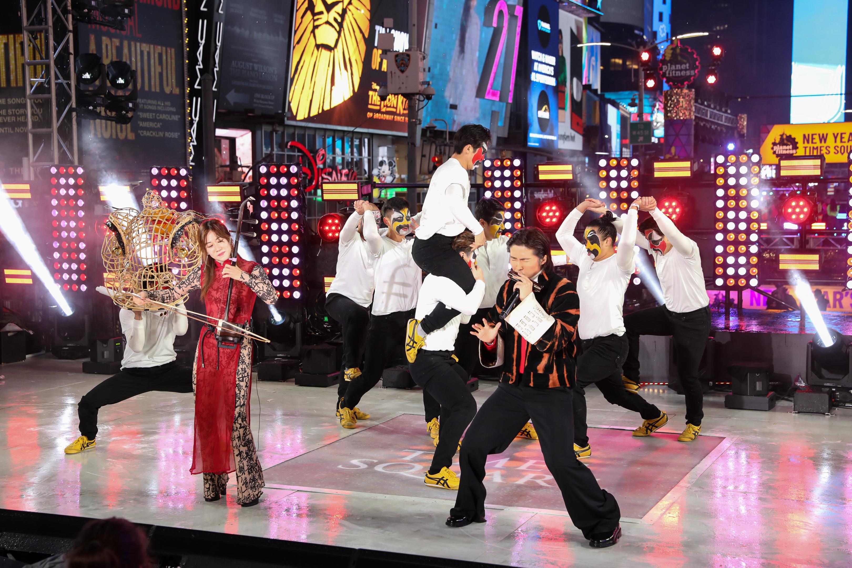 Hong Kong artists enthralled a worldwide audience by kicking off the New York Times Square countdown celebration with a "Kung Fu Contemporary Circus" on December 31, 2022 (New York time).