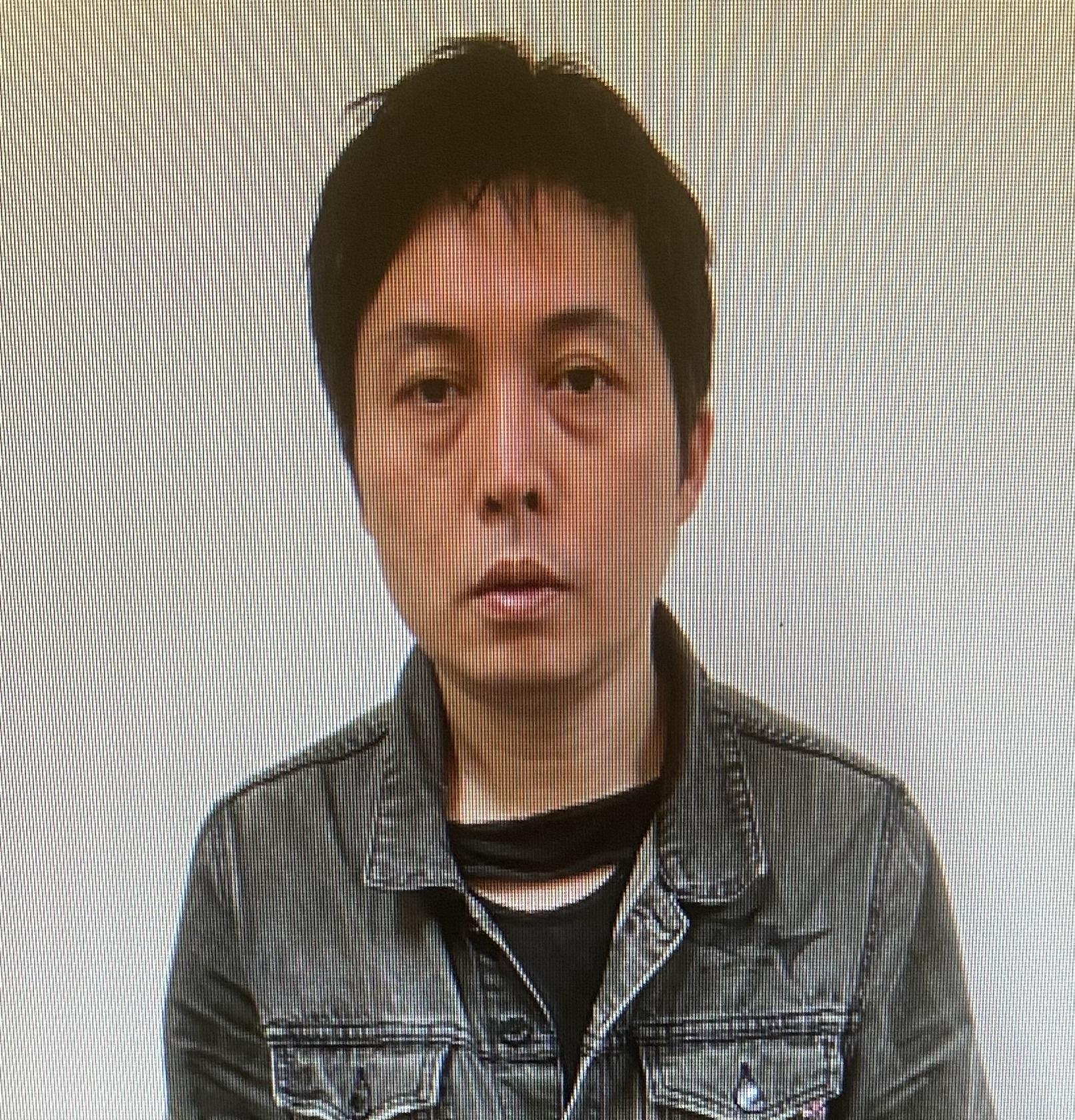 Tsui Sze-yuen Comwillian, aged 50, is about 1.73 metres tall, 70 kilograms in weight and of medium build. He has a round face with yellow complexion and short black hair. He was last seen wearing a black and red coat, blue jeans and black and gray shoes.
