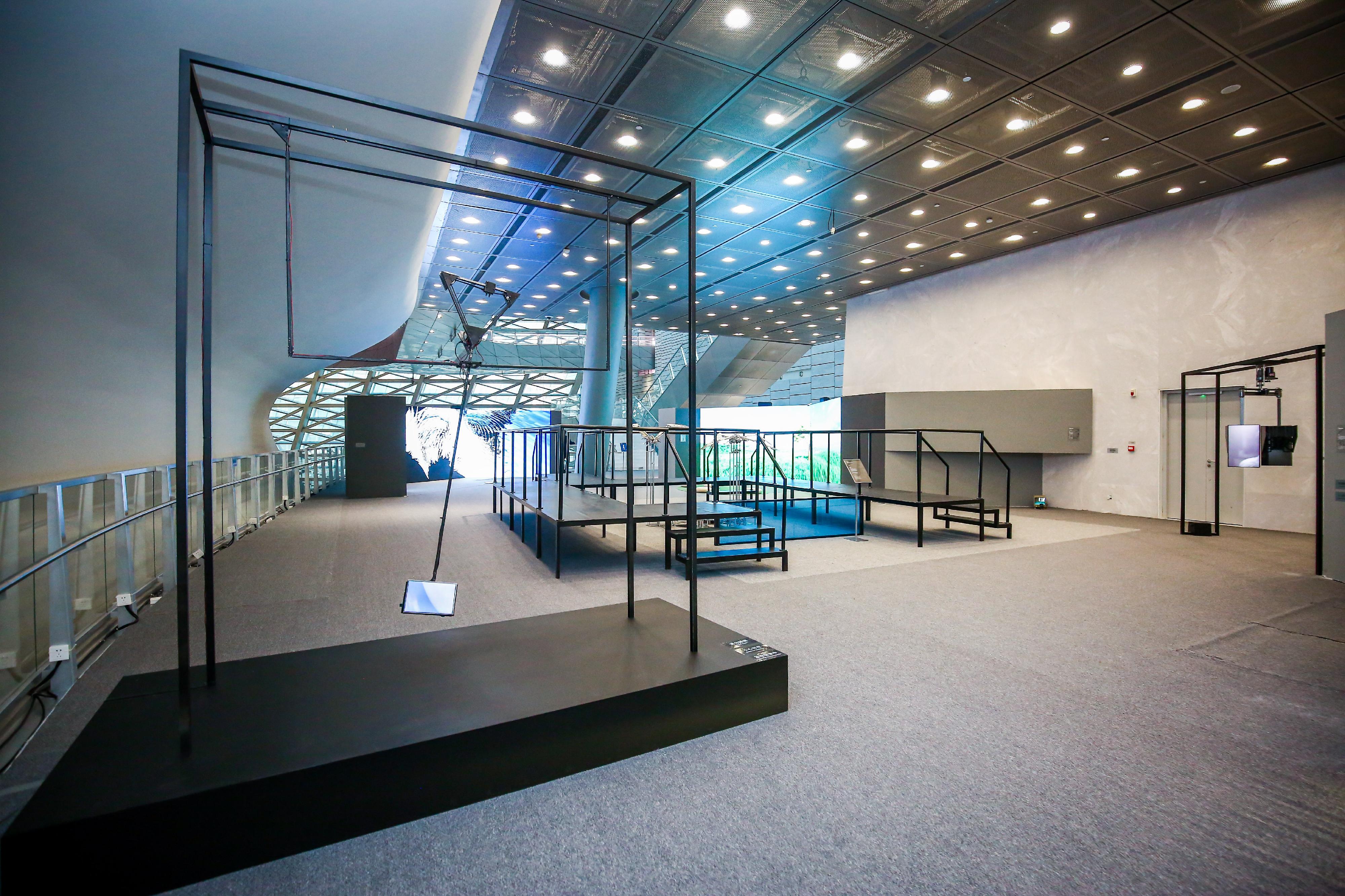 「2022港澳視覺藝術雙年展」深圳站展覽於深圳市當代藝術與城市規劃館舉行。圖示香港單元展覽展廳。