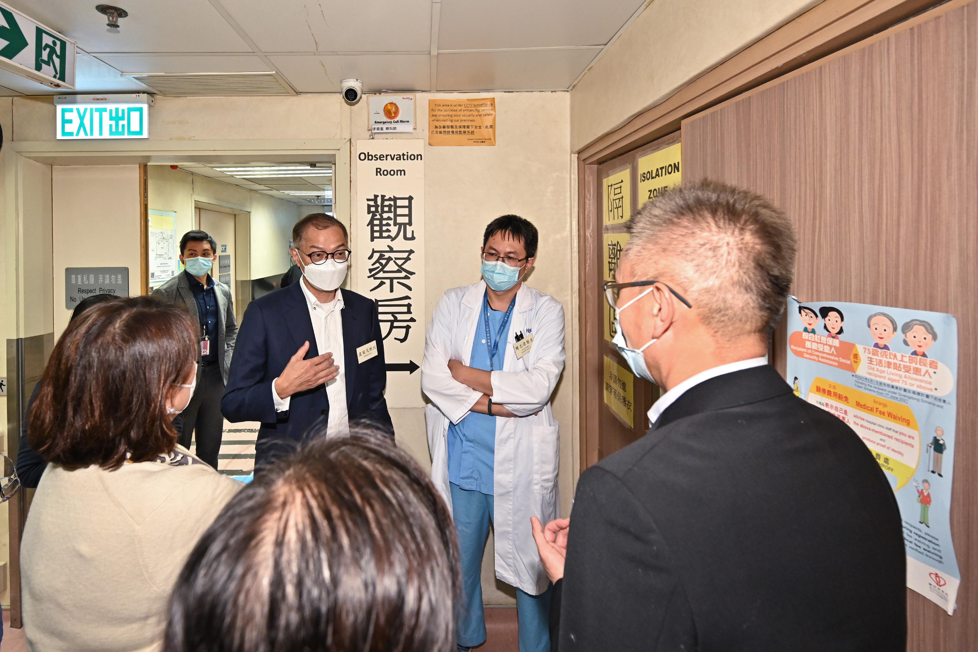The Secretary for Health, Professor Lo Chung-mau (left), visited Queen Elizabeth Hospital today (January 3) to inspect the Accident and Emergency Department and get a grasp on the operation of public hospitals during the service surge. Professor Lo expressed his gratitude to frontline healthcare staff for their efforts and contributions.