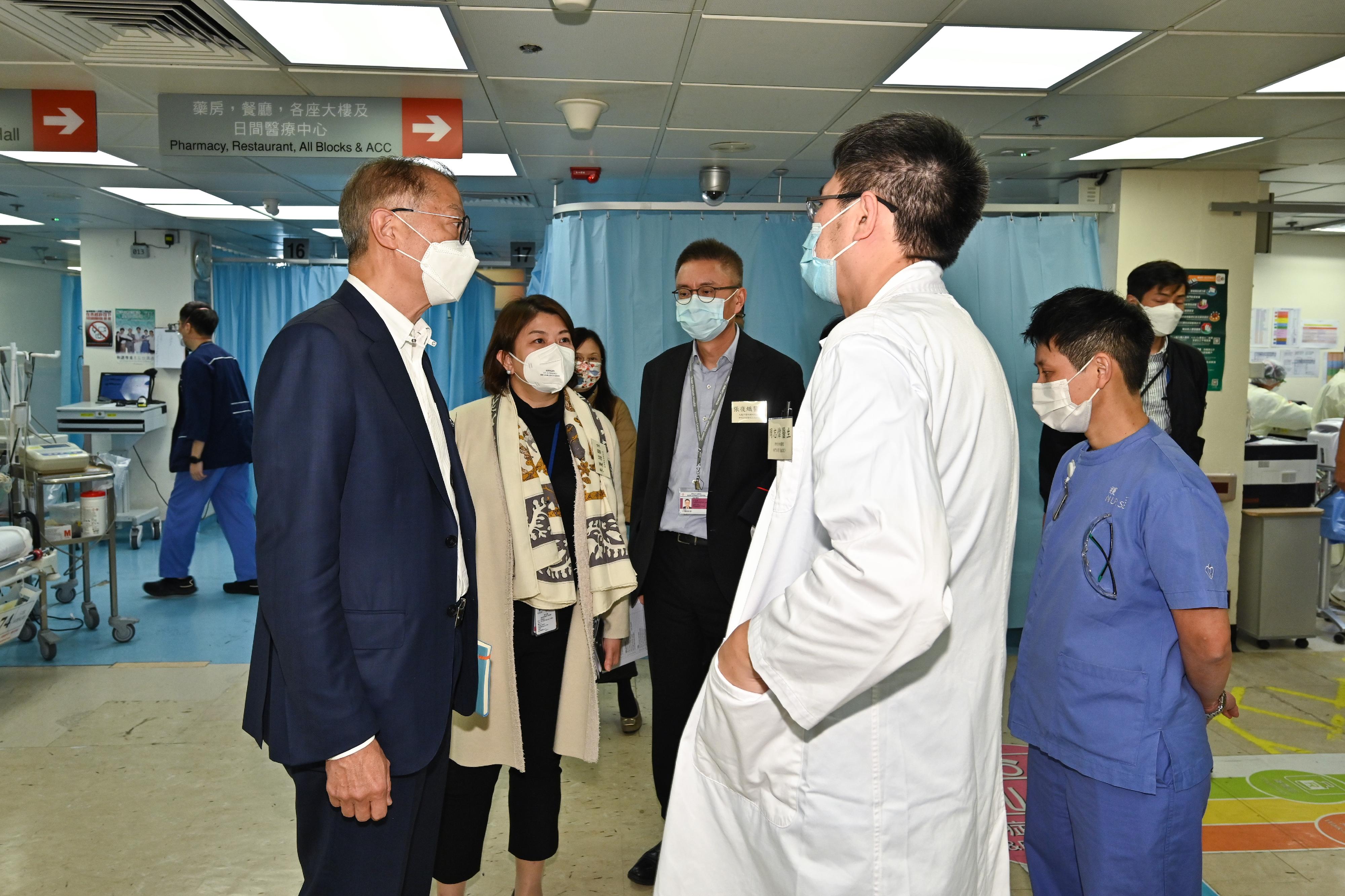 The Secretary for Health, Professor Lo Chung-mau (first left), and the Under Secretary for Health, Dr Libby Lee (second left), visited Queen Elizabeth Hospital today (January 3) to inspect the Accident and Emergency Department and get a grasp on the operation of public hospitals during the service surge. Professor Lo expressed his gratitude to frontline healthcare staff for their efforts and contributions. Looking on is the Cluster Chief Executive of Kowloon Central Cluster of the Hospital Authority, Dr Eric Cheung (third left).