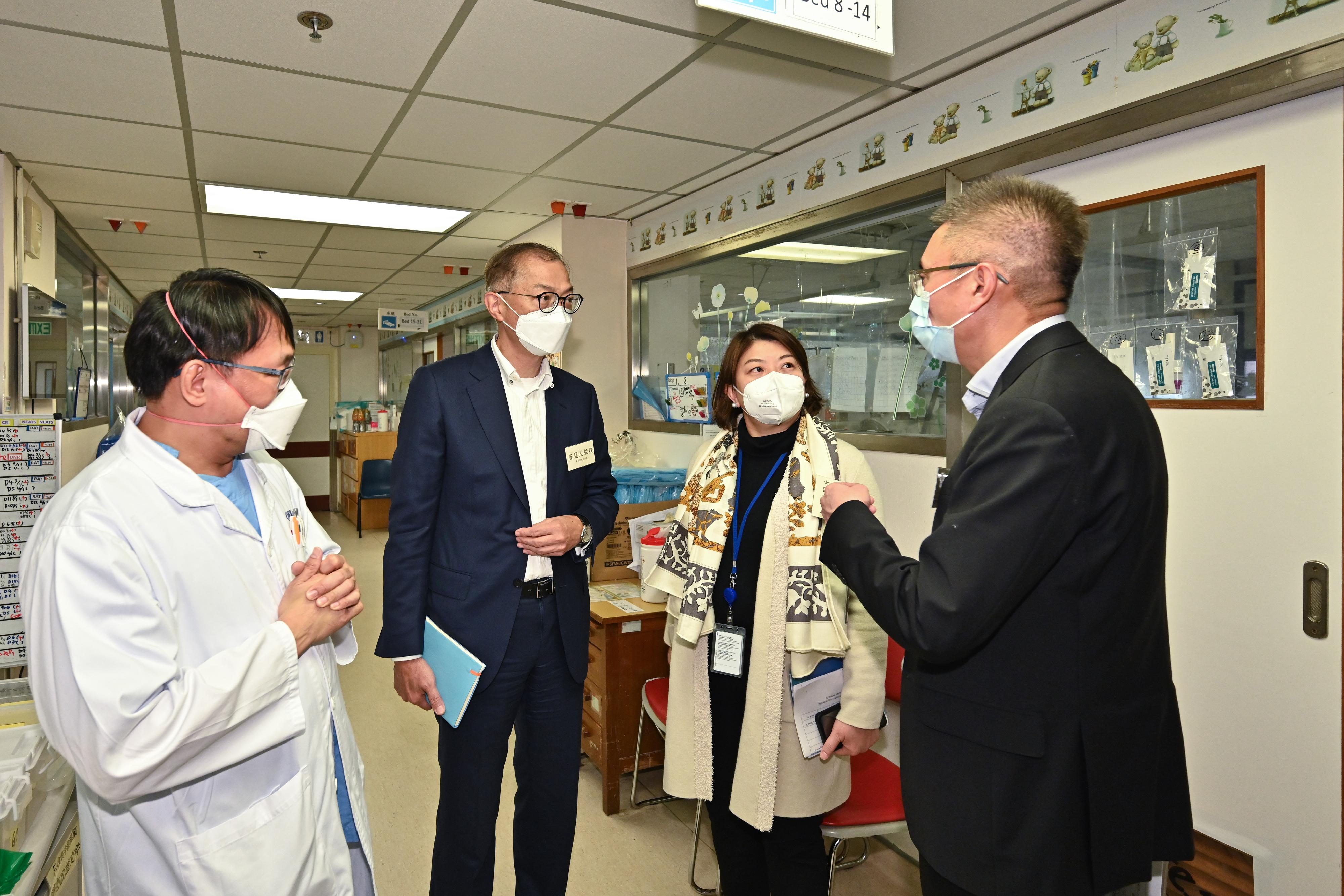 The Secretary for Health, Professor Lo Chung-mau (second left), and the Under Secretary for Health, Dr Libby Lee (second right), visited Queen Elizabeth Hospital today (January 3) and learned about the current service situation and deployment of manpower at the hospital from the Cluster Chief Executive of Kowloon Central Cluster of the Hospital Authority, Dr Eric Cheung (first right).