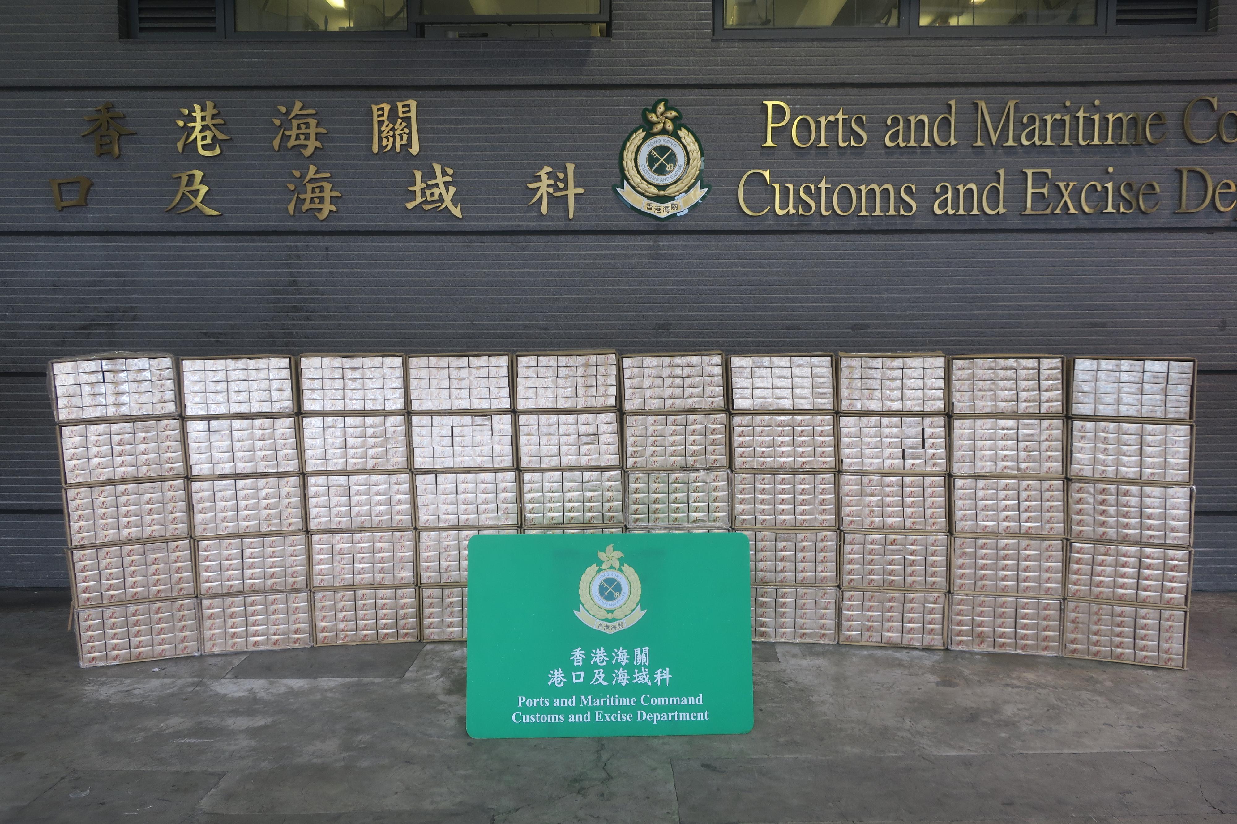 香港海關昨日（一月三日）在青衣海關驗貨場偵破兩宗懷疑海路走私香煙案件，並檢獲約一百萬支懷疑私煙，估計市值約二百八十萬元，應課稅值約一百九十萬元。圖示部分檢獲的懷疑私煙。