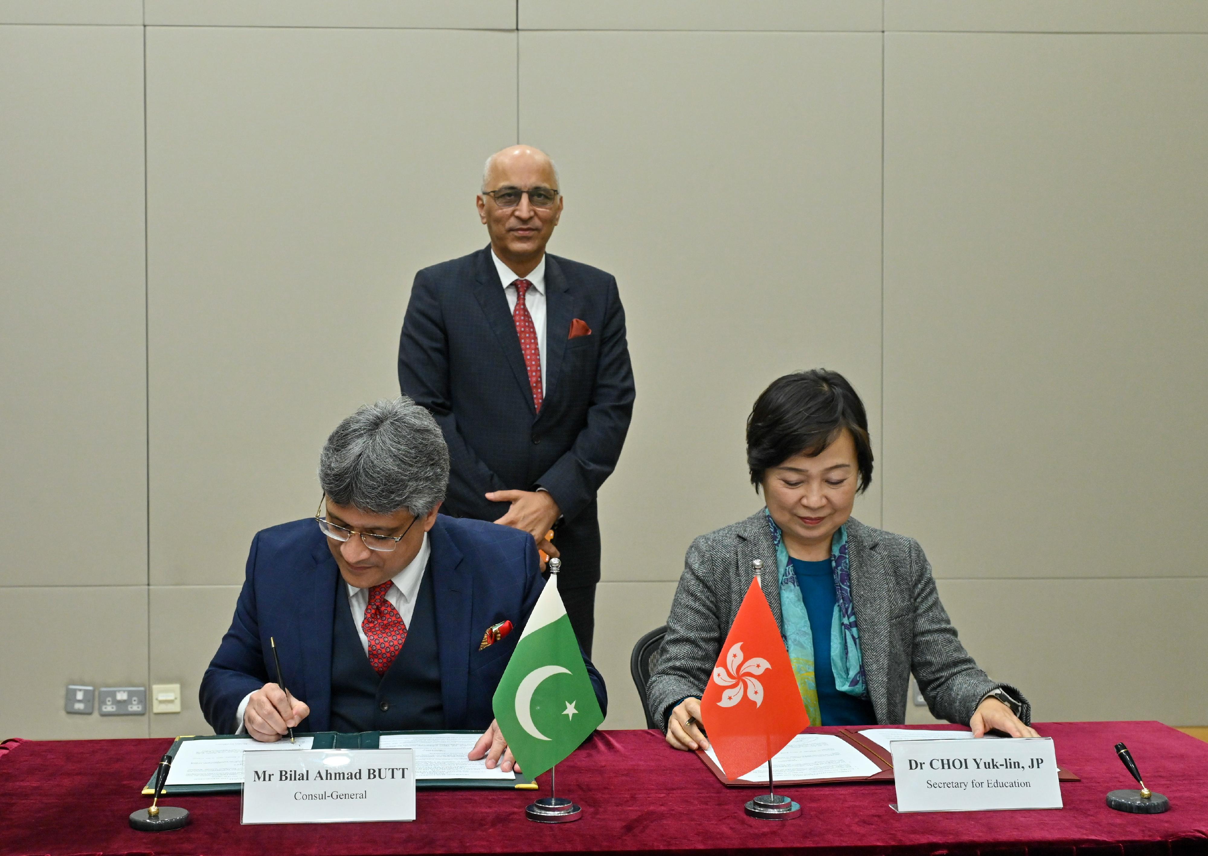 教育局局長蔡若蓮博士（前排右）與巴基斯坦駐港總領事Bilal Ahmad Butt（前排左）今日（一月五日）簽署教育合作諒解備忘錄。巴基斯坦駐華大使Moin ul Haque（後排）見證簽署儀式。