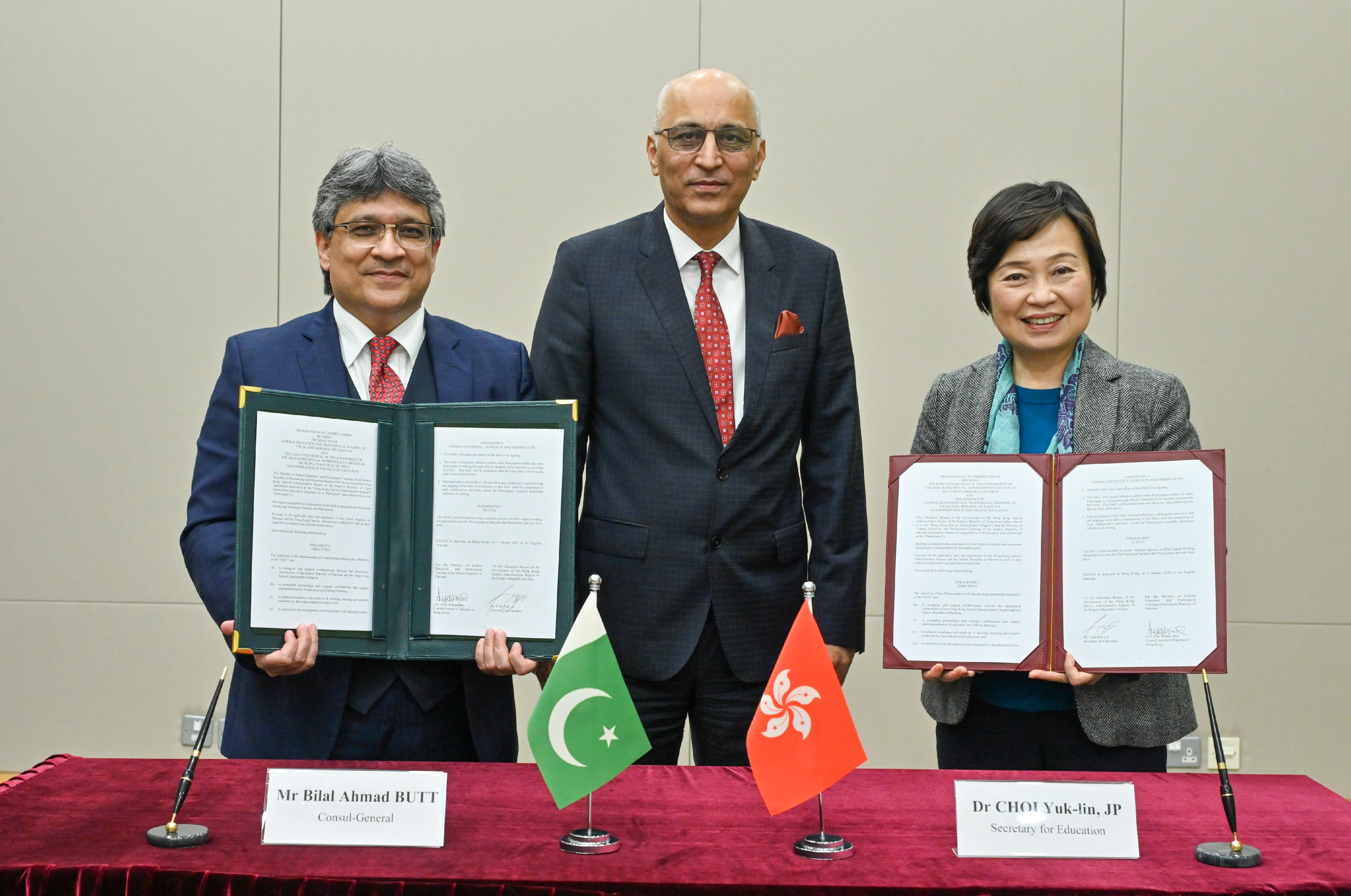 The Secretary for Education, Dr Choi Yuk-lin (right), is pictured with the Pakistani Ambassador to China, Mr Moin ul Haque (centre), and the Consul-General of Pakistan in Hong Kong, Mr Bilal Ahmad Butt (left), after the signing ceremony for the Memorandum of Understanding on education co-operation today (January 5).