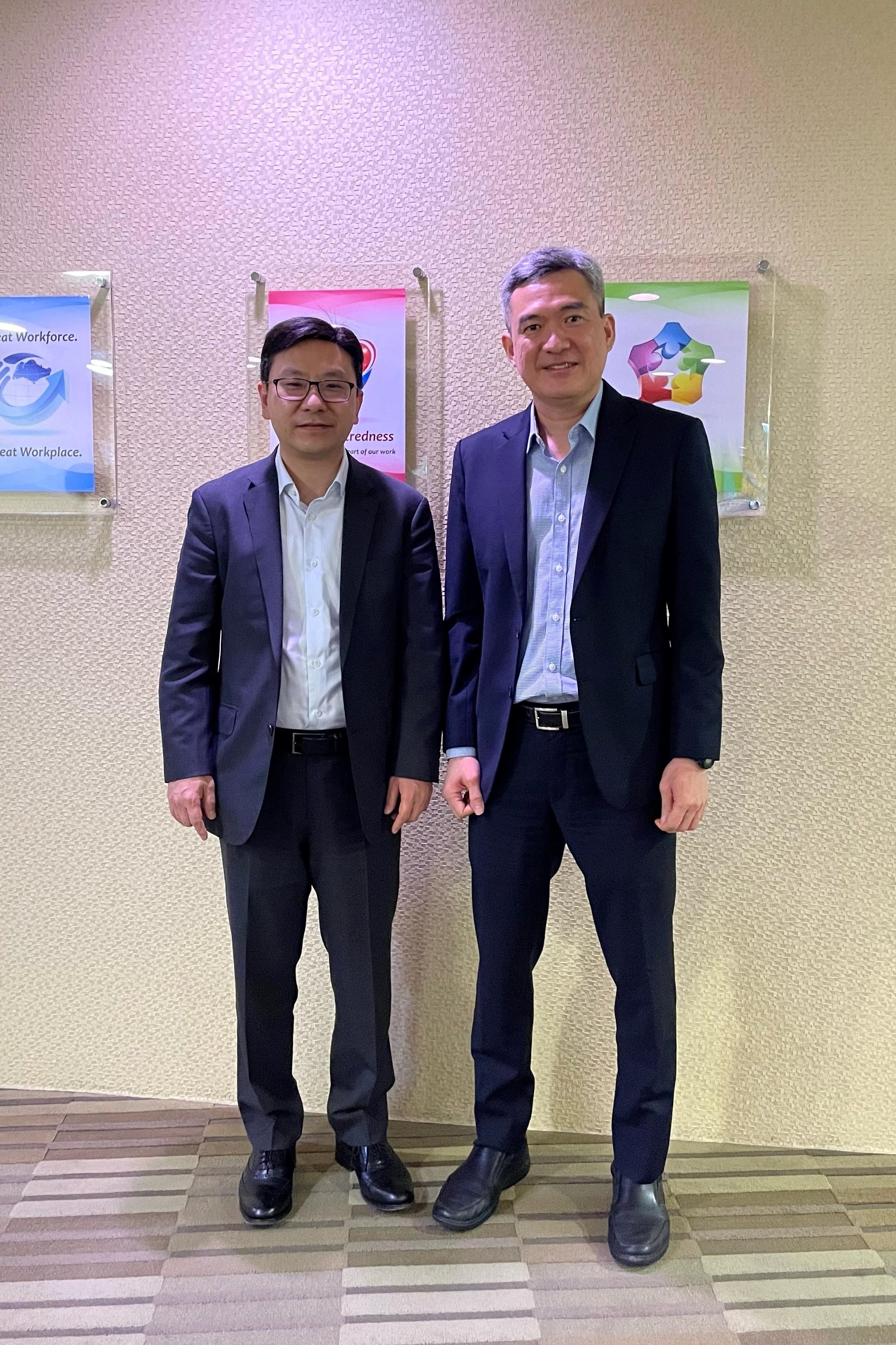 The Secretary for Labour and Welfare, Mr Chris Sun, met with representatives of the "Tripartite Workgroup on Representation for Platform Workers" this afternoon (January 5) during his visit to Singapore to learn more about the protection of rights and benefits of digital platform workers. Photo shows Mr Sun (left) and the Co-chairperson of the Tripartite Workgroup and the Deputy Secretary of the Ministry of Manpower of Singapore, Mr Poon Hong Yuen (right). The Tripartite Workgroup is co-chaired by the Singapore Government, the National Trades Union Congress and the Singapore National Employers Federation.