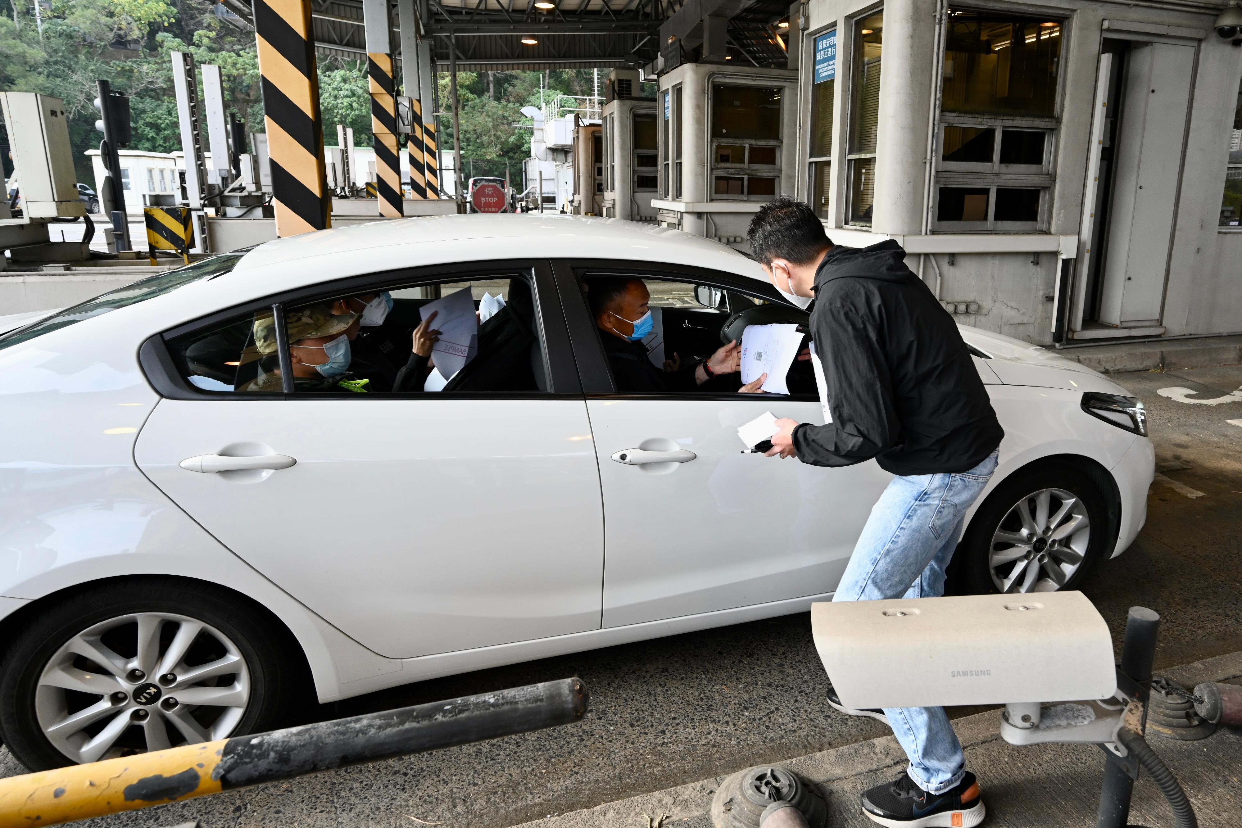 The Security Bureau led the disciplined services to conduct drills at Man Kam To Control Point, Lok Ma Chau Spur Line/Futian Control Point and Shenzhen Bay Control Point today (January 5) to ensure smooth operation of the control points at the beginning of the resumption of normal travel with the Mainland. Photo shows simulated travellers crossing the boundary in a private car at Man Kam To Control Point.